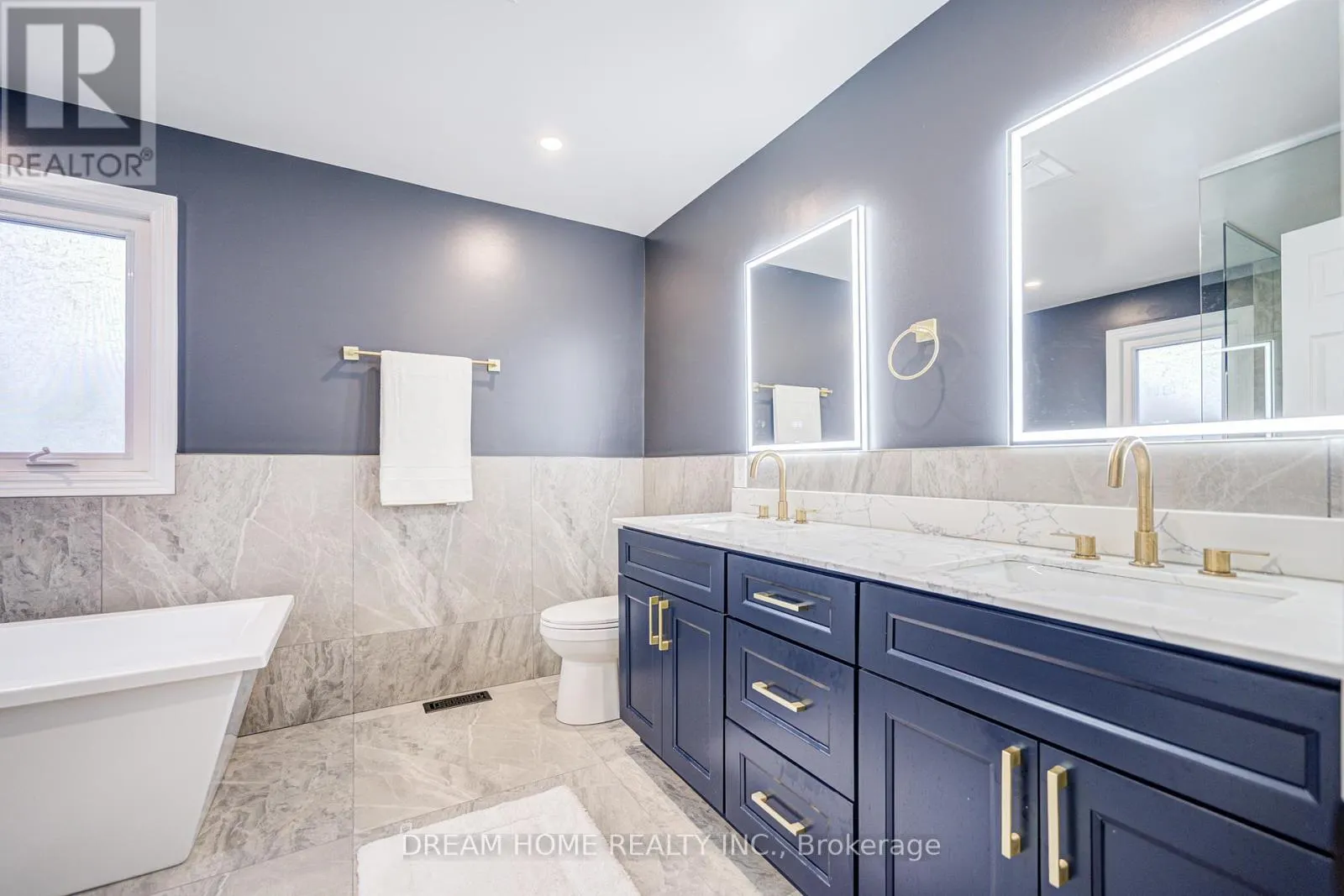 352 KENNEDY STREET W