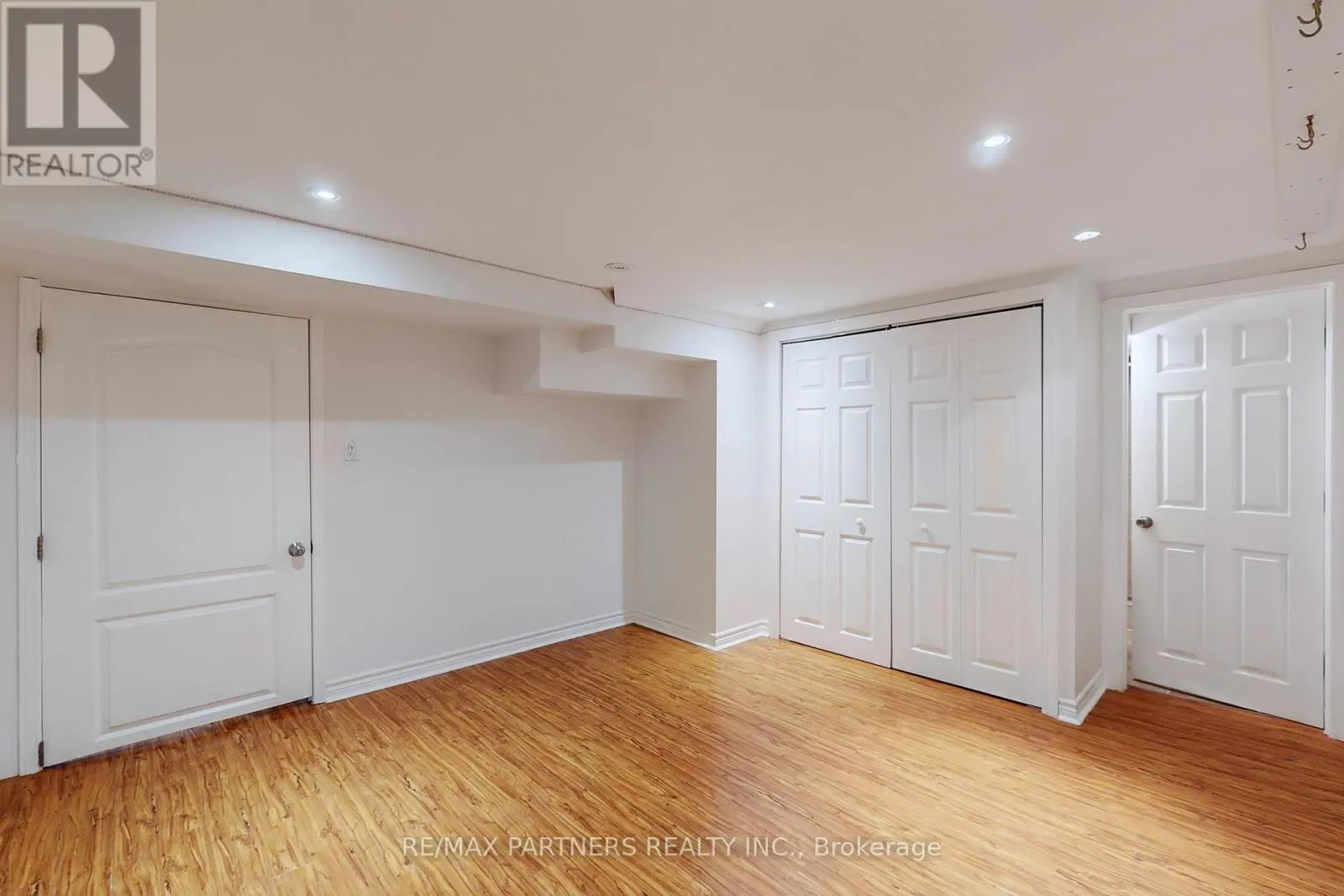 26 SANDFIELD DRIVE