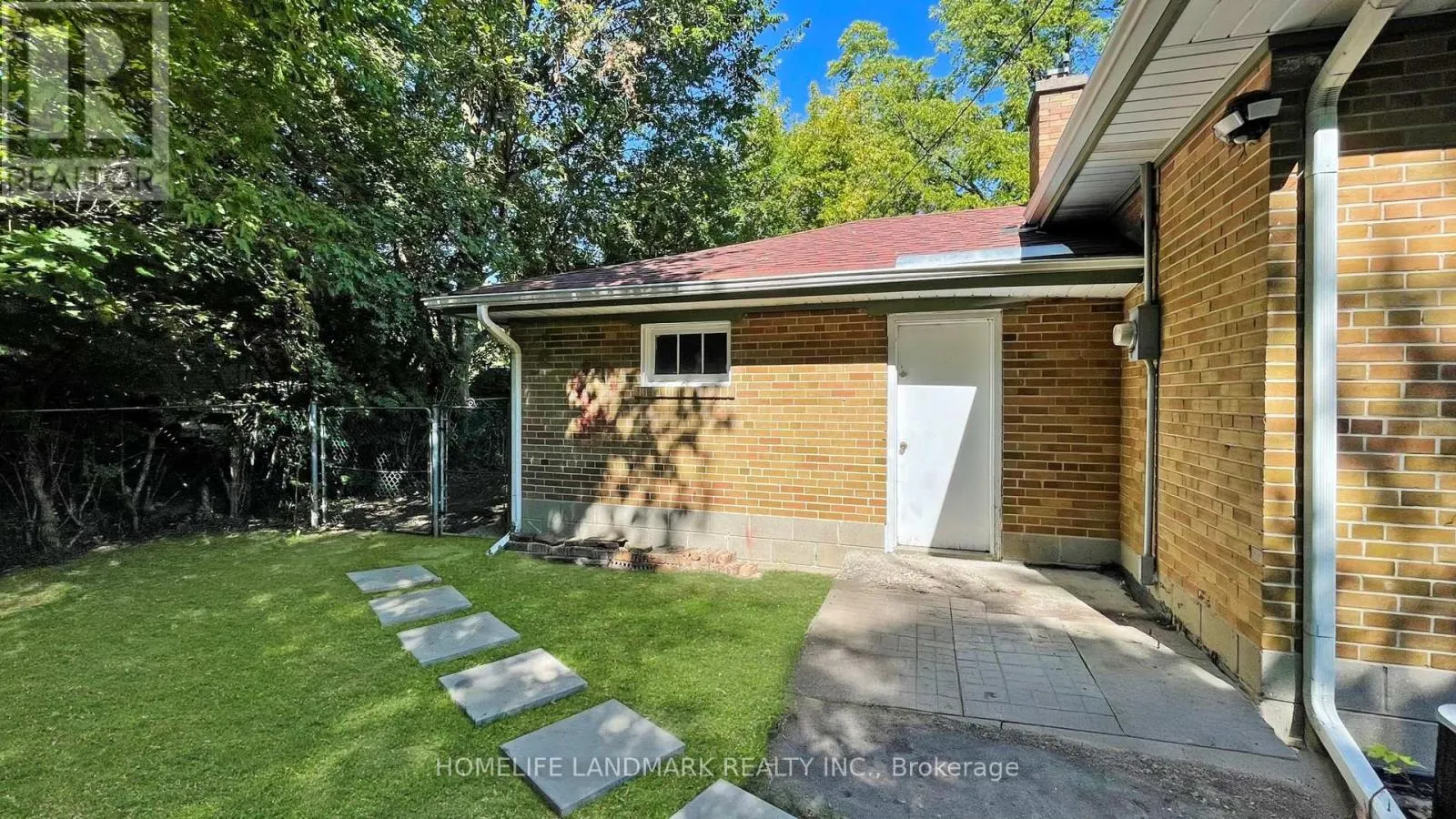 11 UPLANDS AVENUE