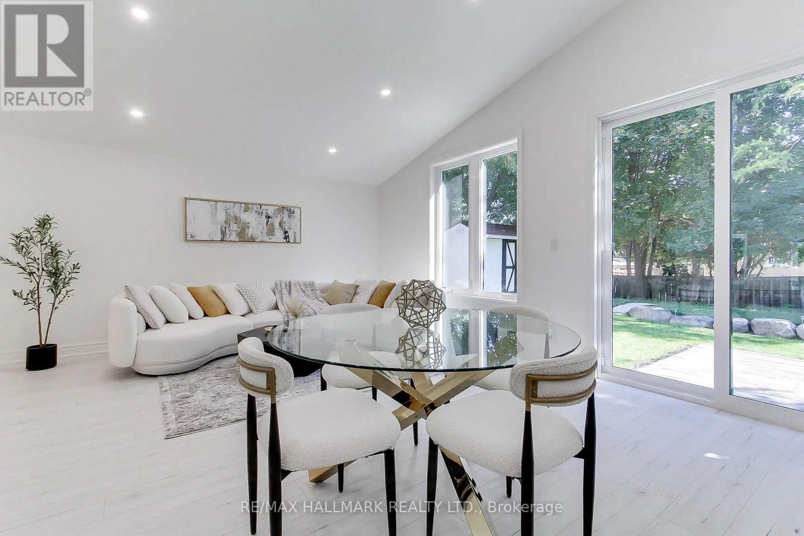 25 KNOWLES CRESCENT
