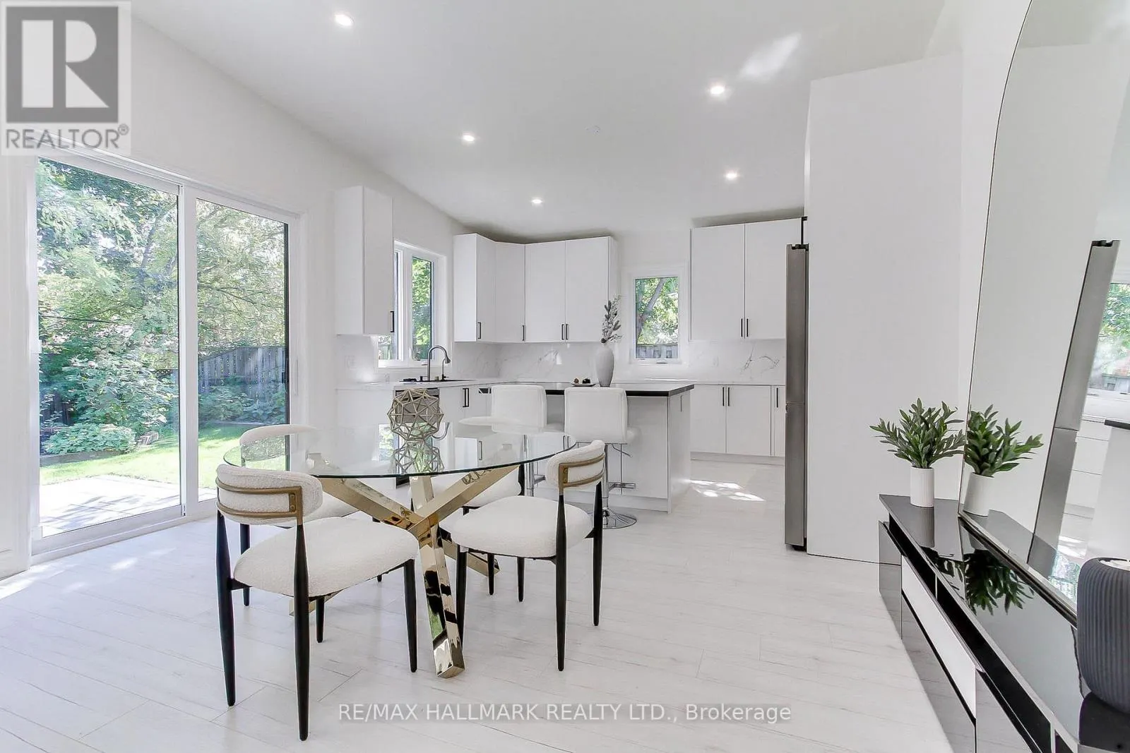 25 KNOWLES CRESCENT