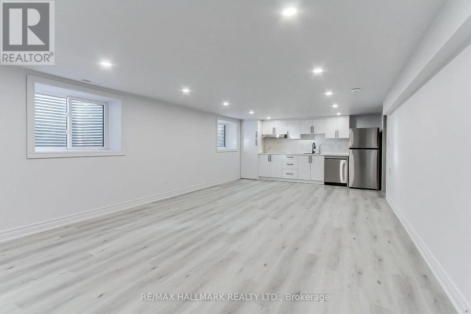 25 KNOWLES CRESCENT