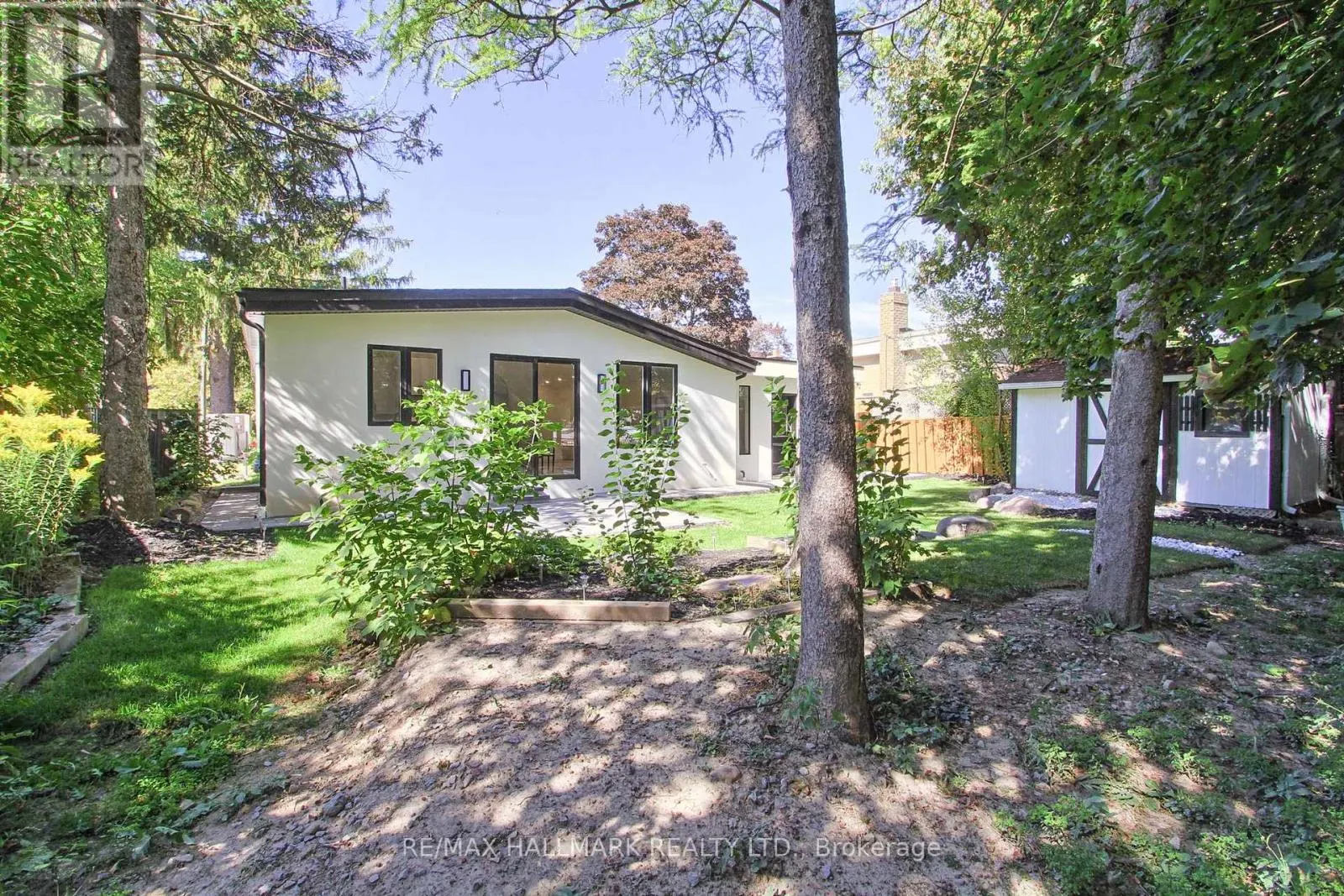 25 KNOWLES CRESCENT