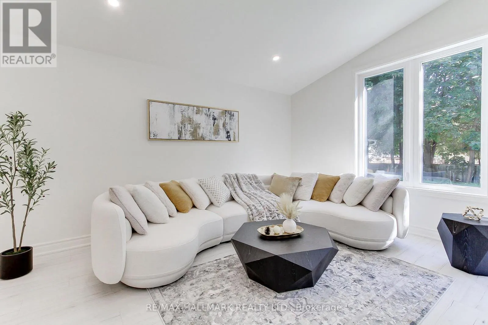 25 KNOWLES CRESCENT