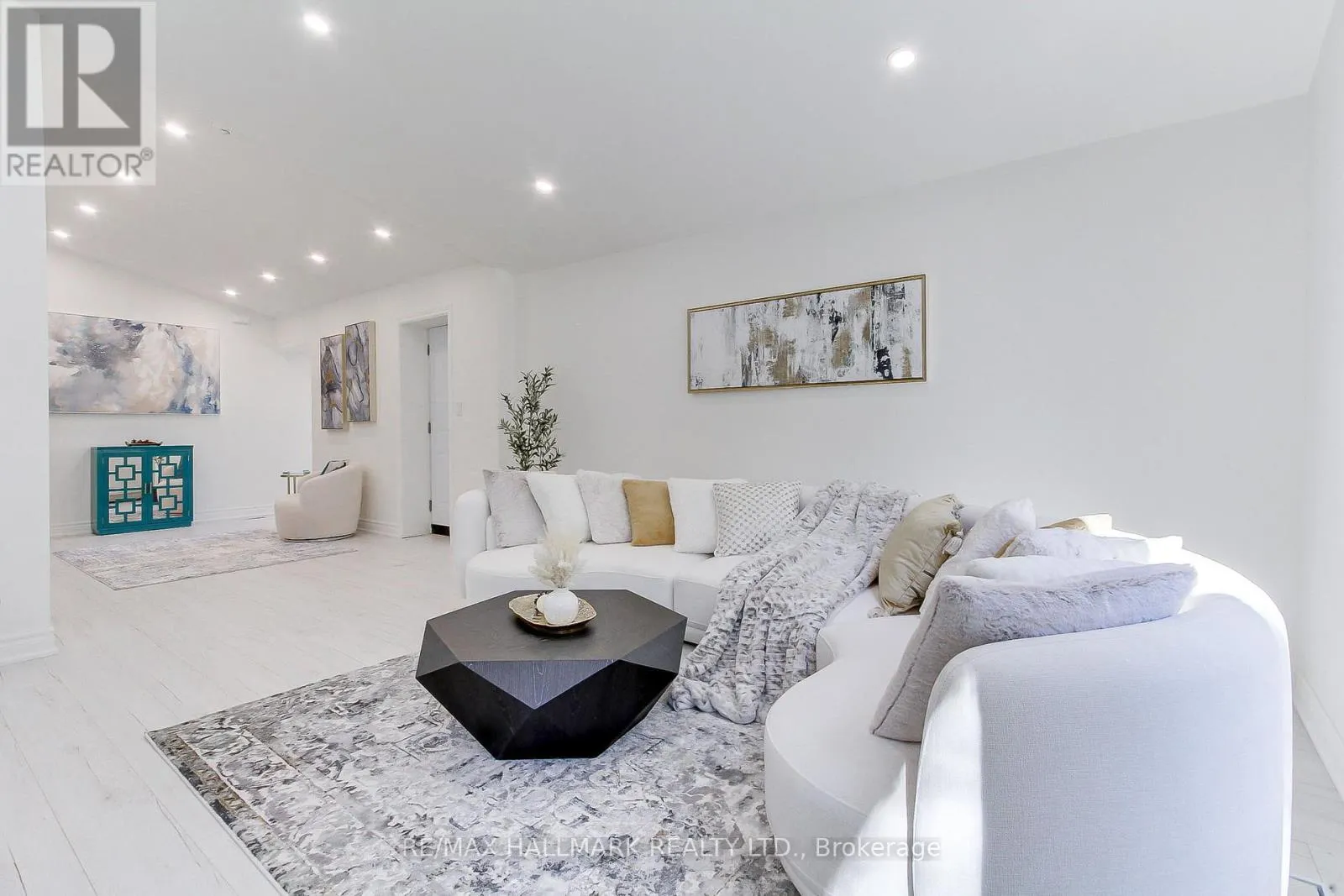 25 KNOWLES CRESCENT