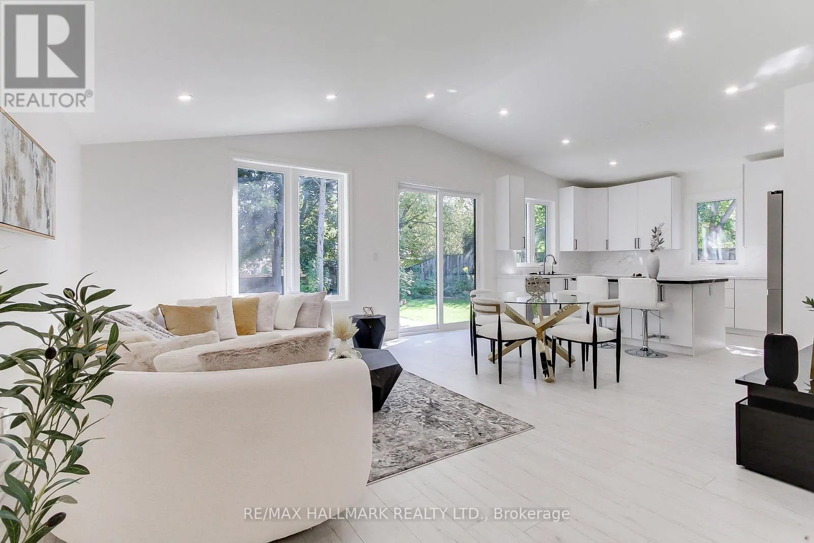 25 KNOWLES CRESCENT