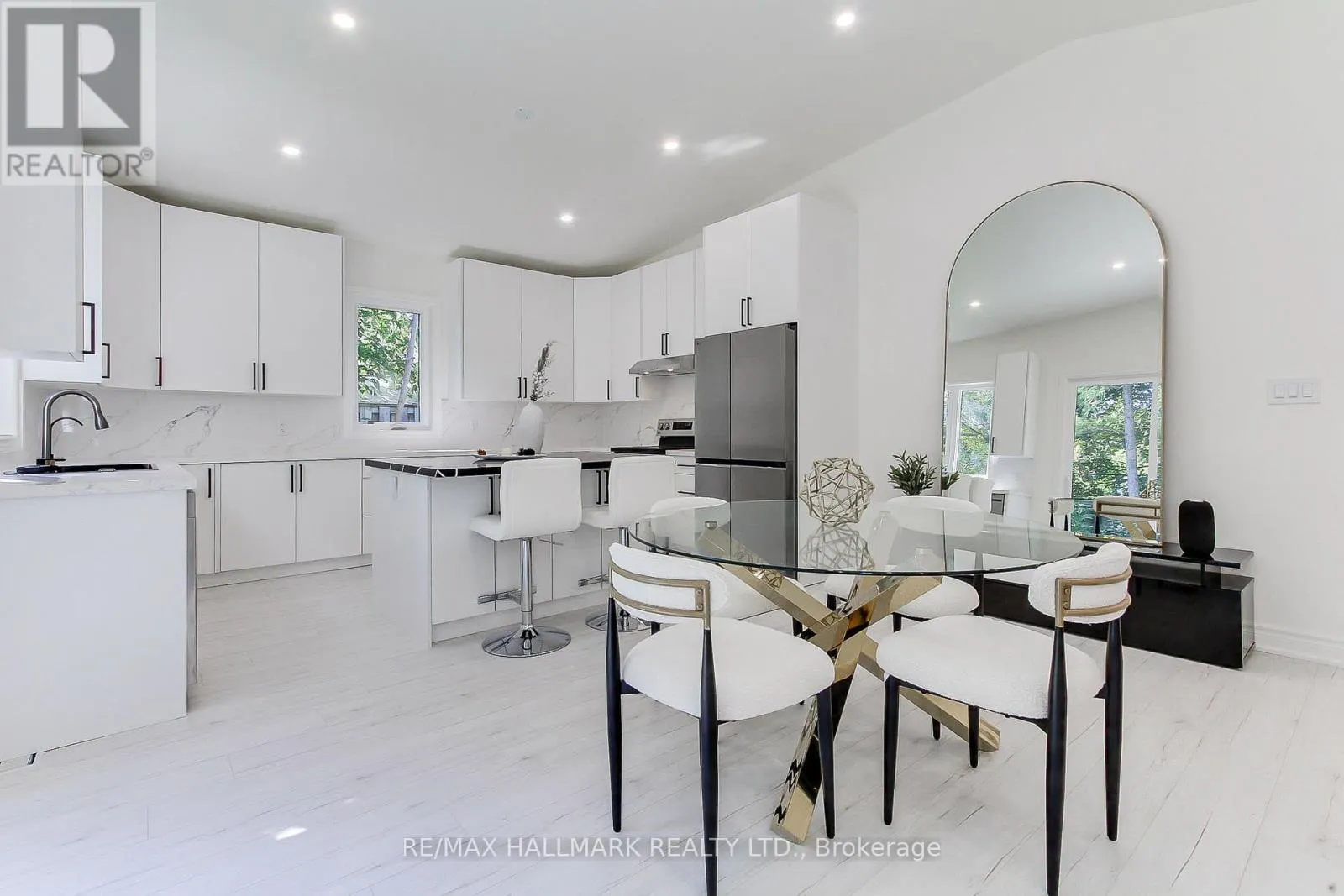 25 KNOWLES CRESCENT