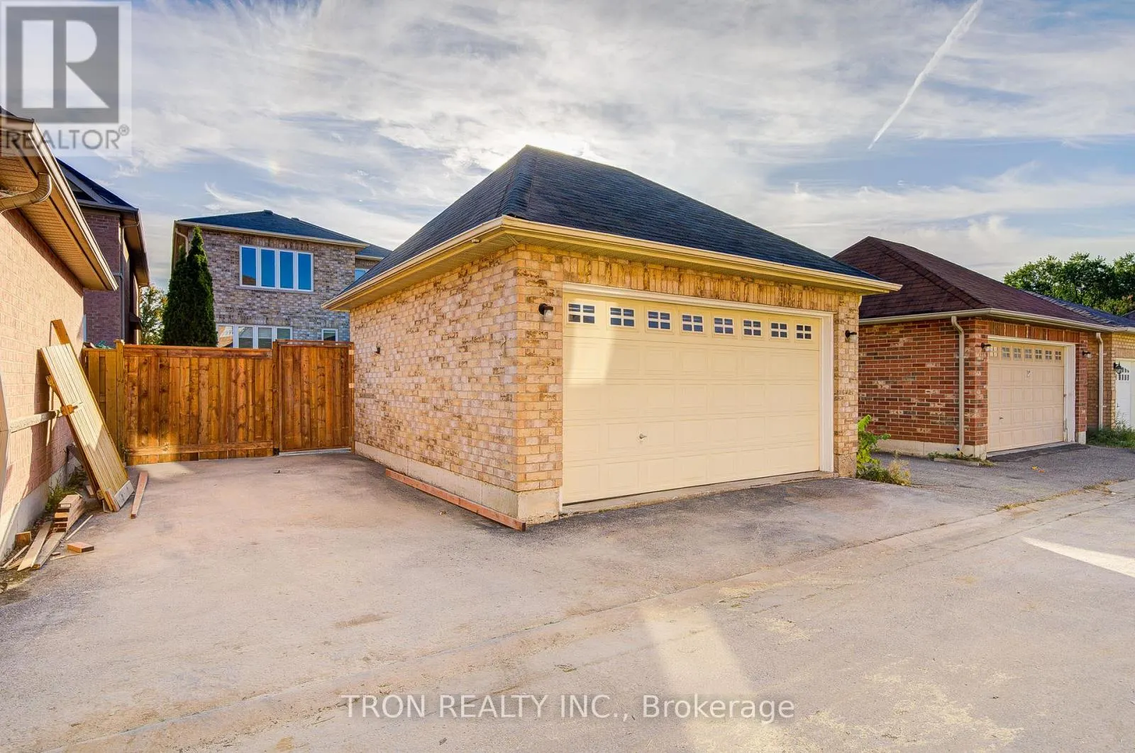 454 THE BRIDLE WALK