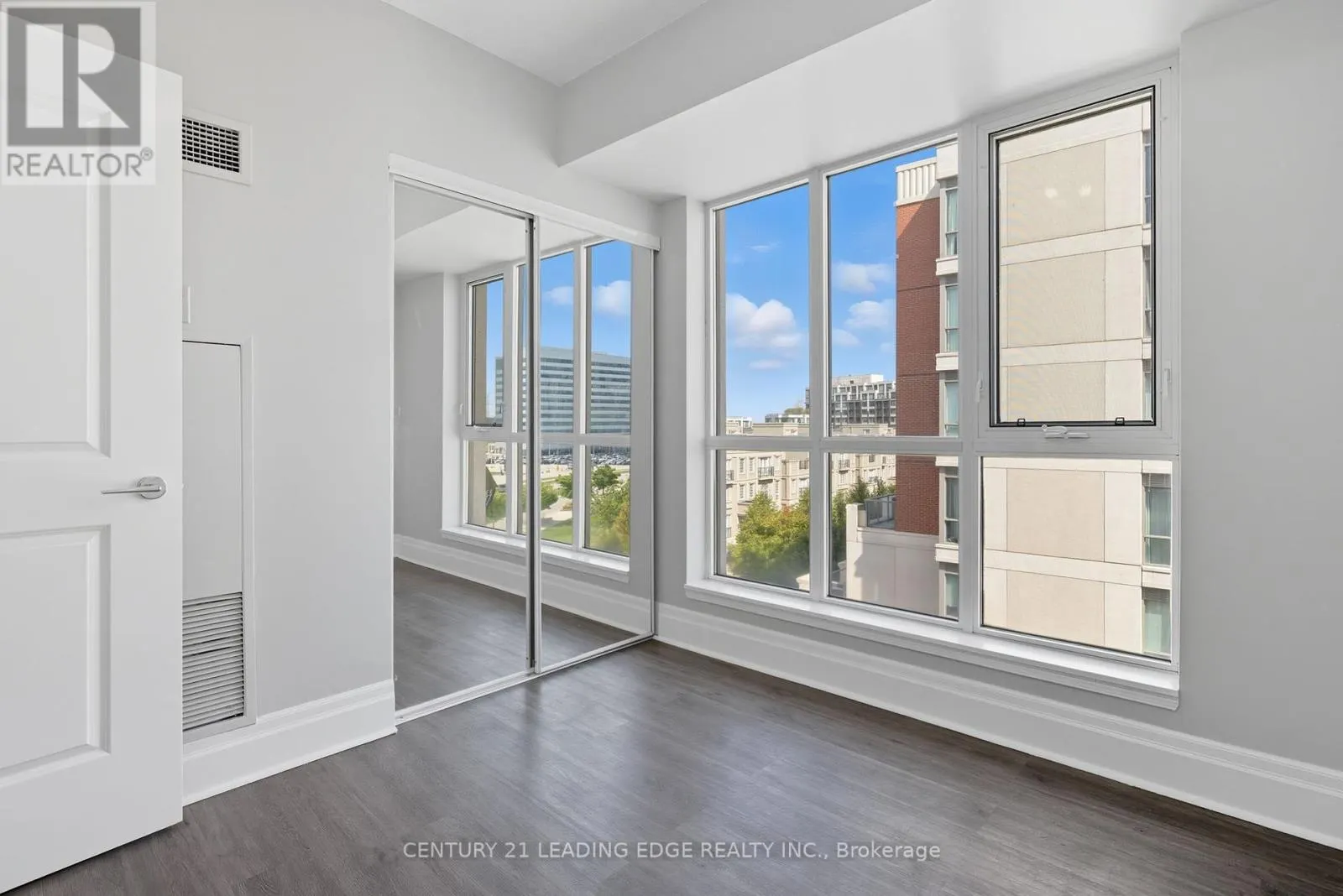 505 - 21 UPPER DUKE CRESCENT