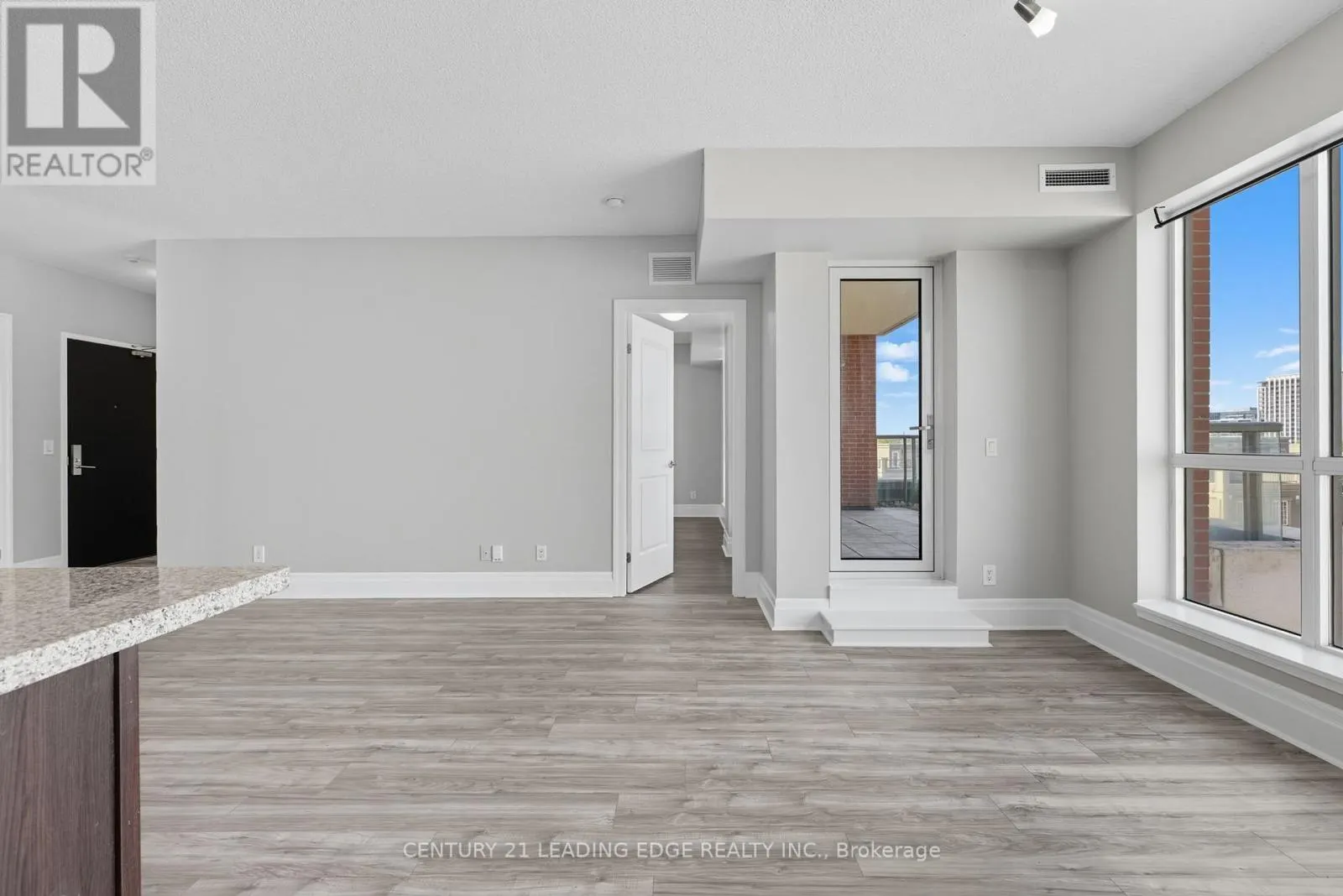 505 - 21 UPPER DUKE CRESCENT