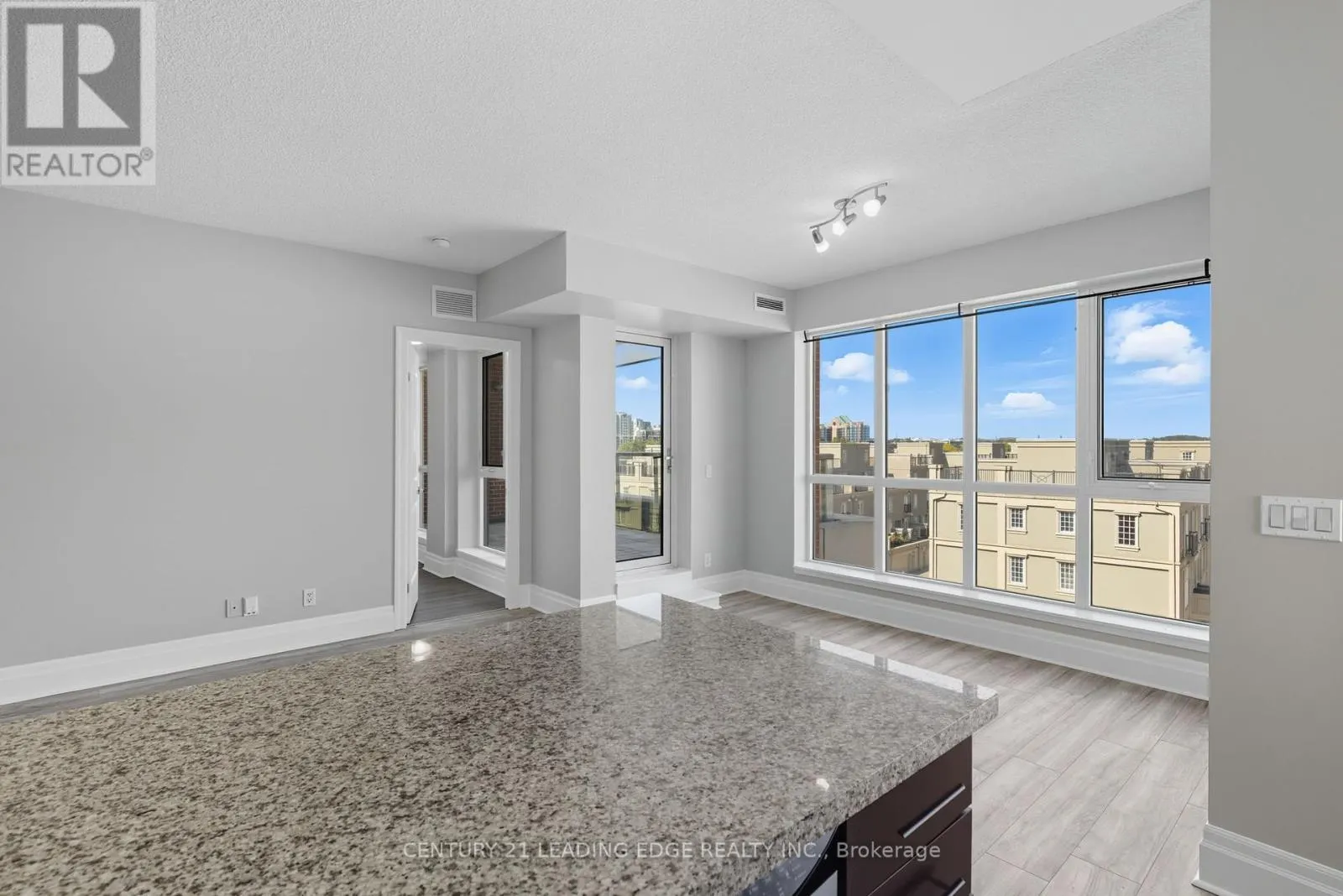 505 - 21 UPPER DUKE CRESCENT