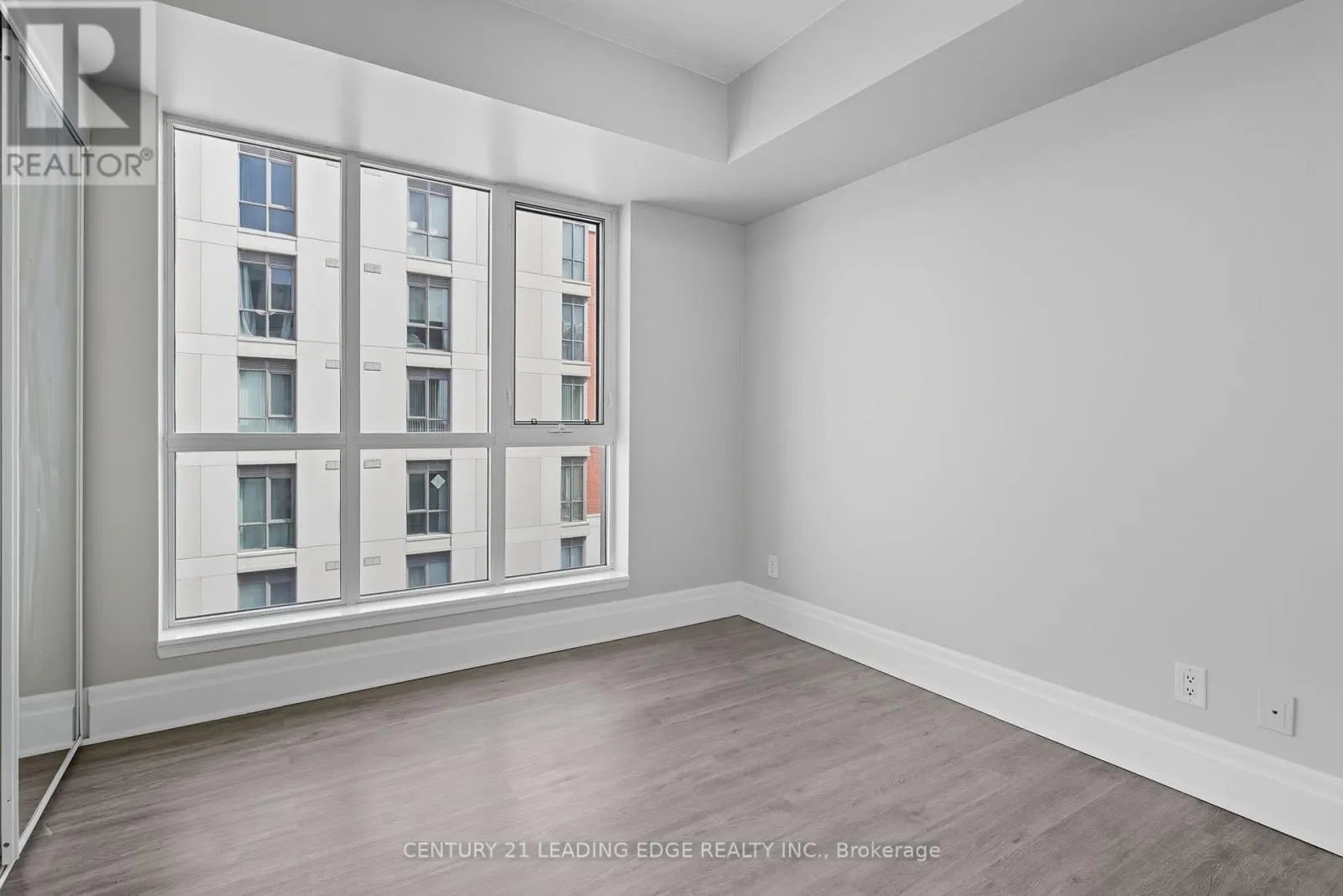 505 - 21 UPPER DUKE CRESCENT