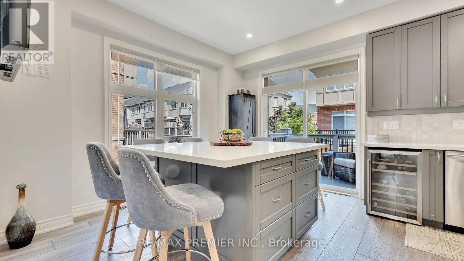 10 HENRY PETERS LANE