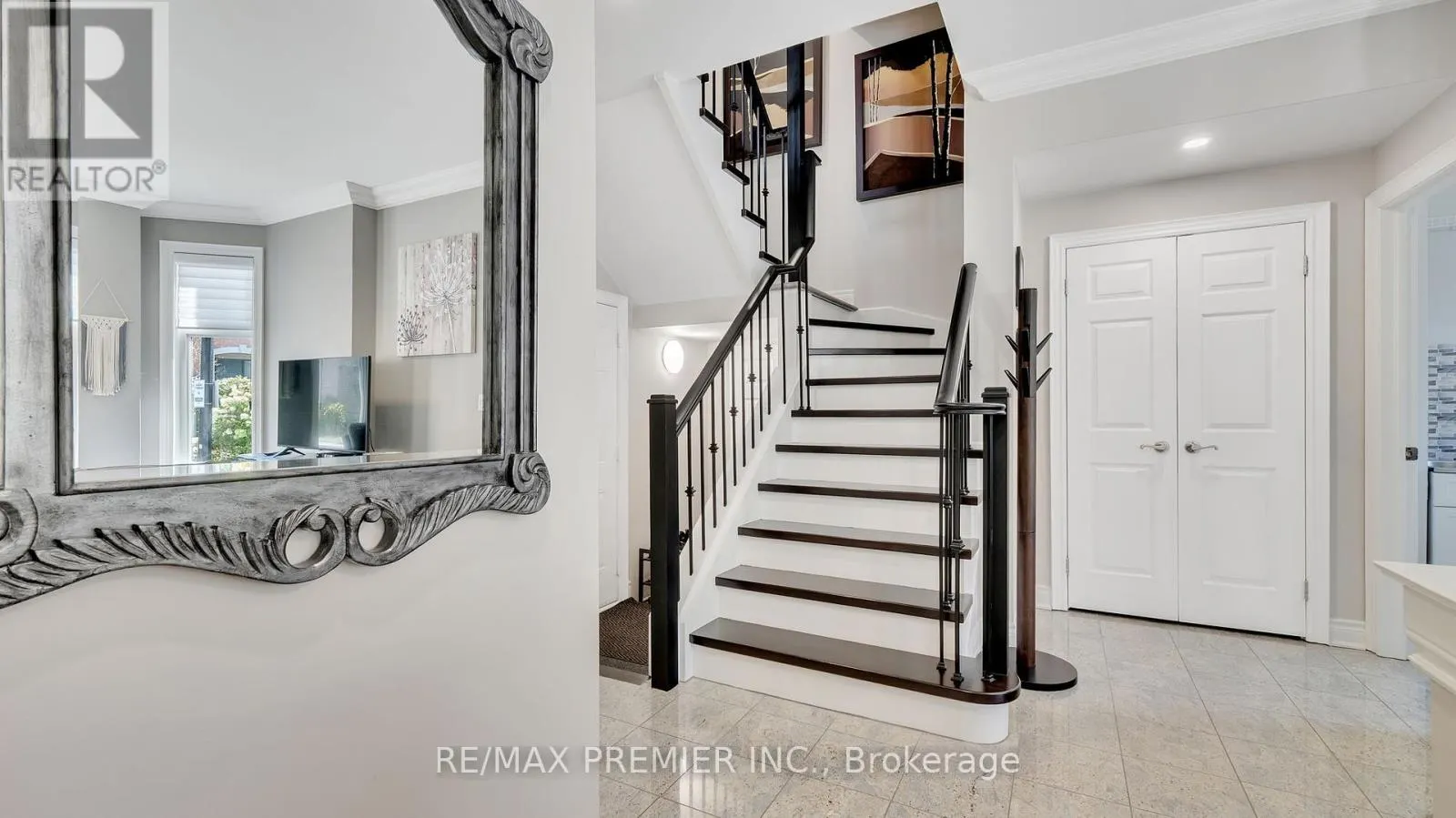 10 HENRY PETERS LANE