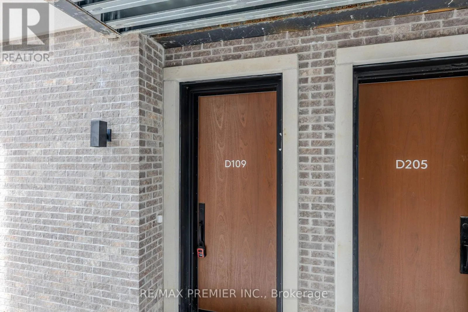 D109 - 2 RED SQUIRREL LANE