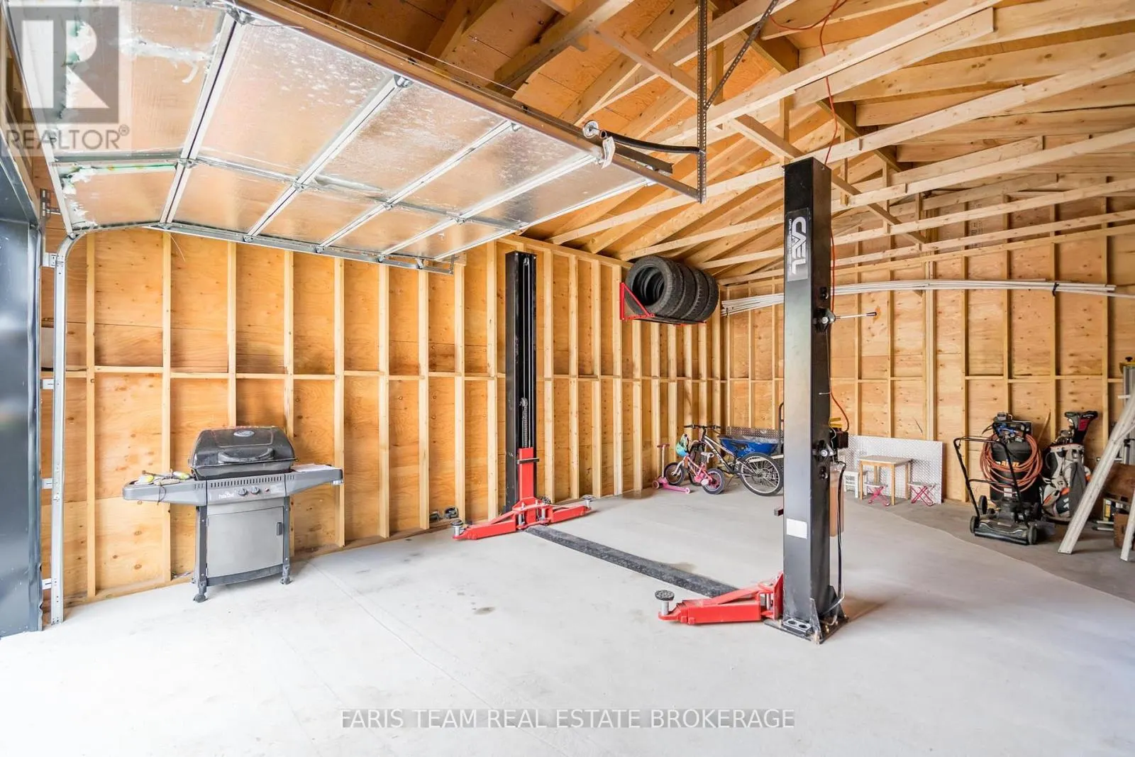 1135 POPLAR DRIVE