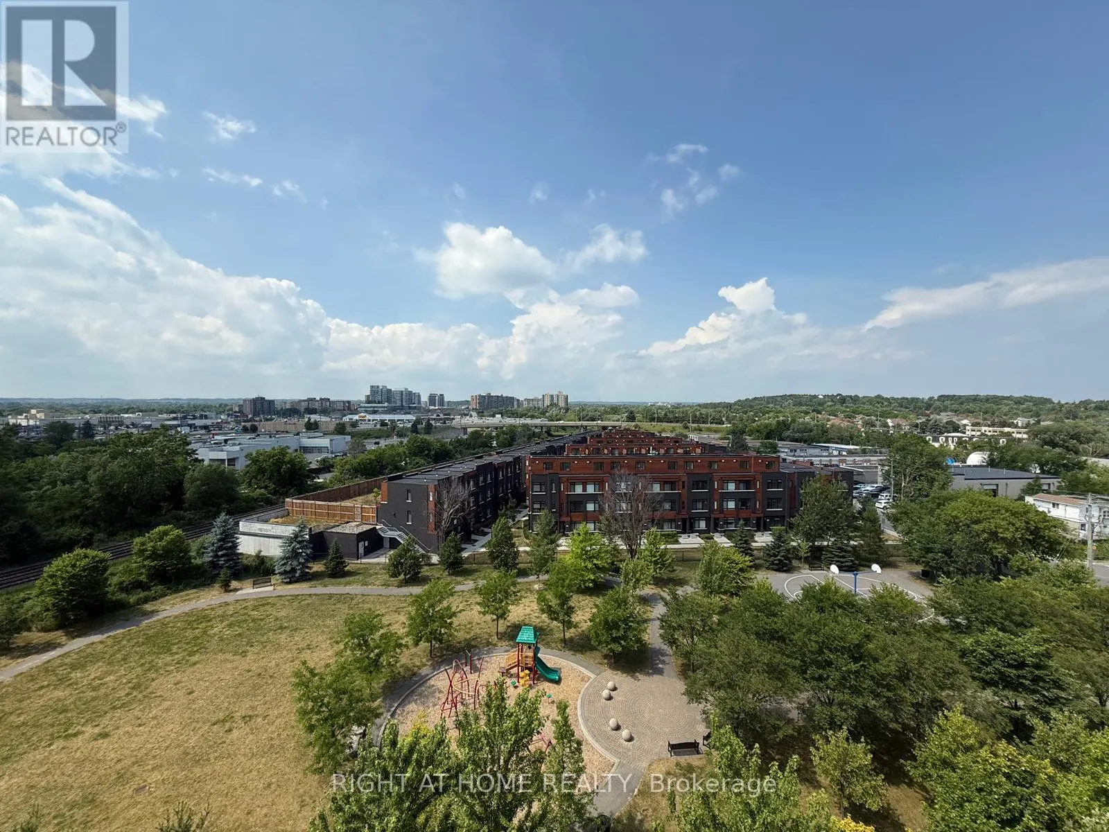 817 - 350 RED MAPLE ROAD