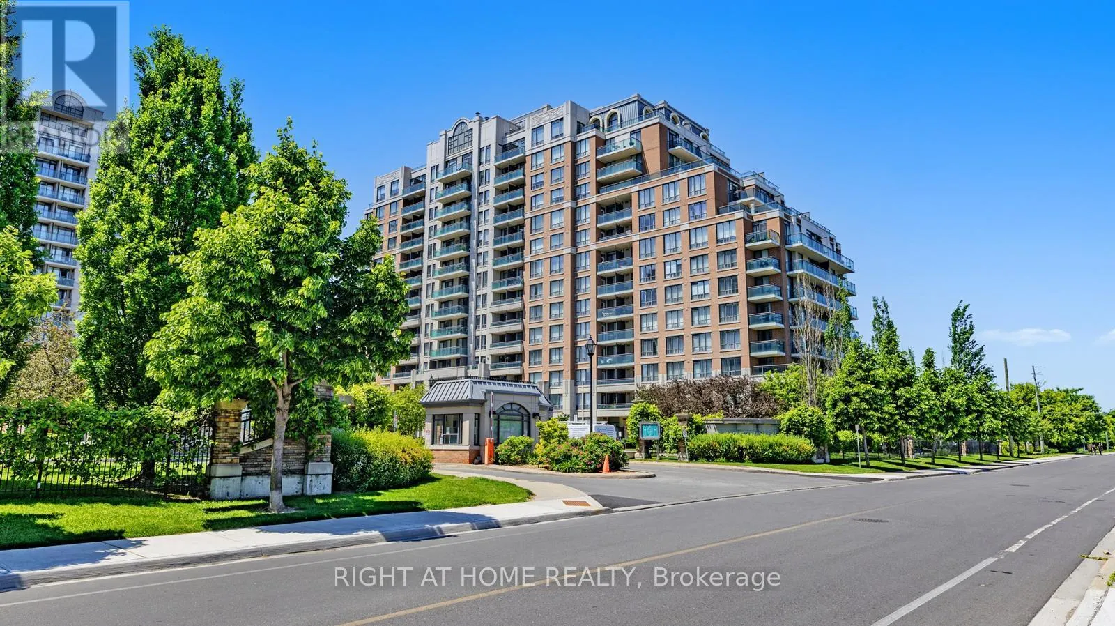 817 - 350 RED MAPLE ROAD