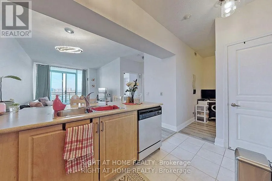 817 - 350 RED MAPLE ROAD
