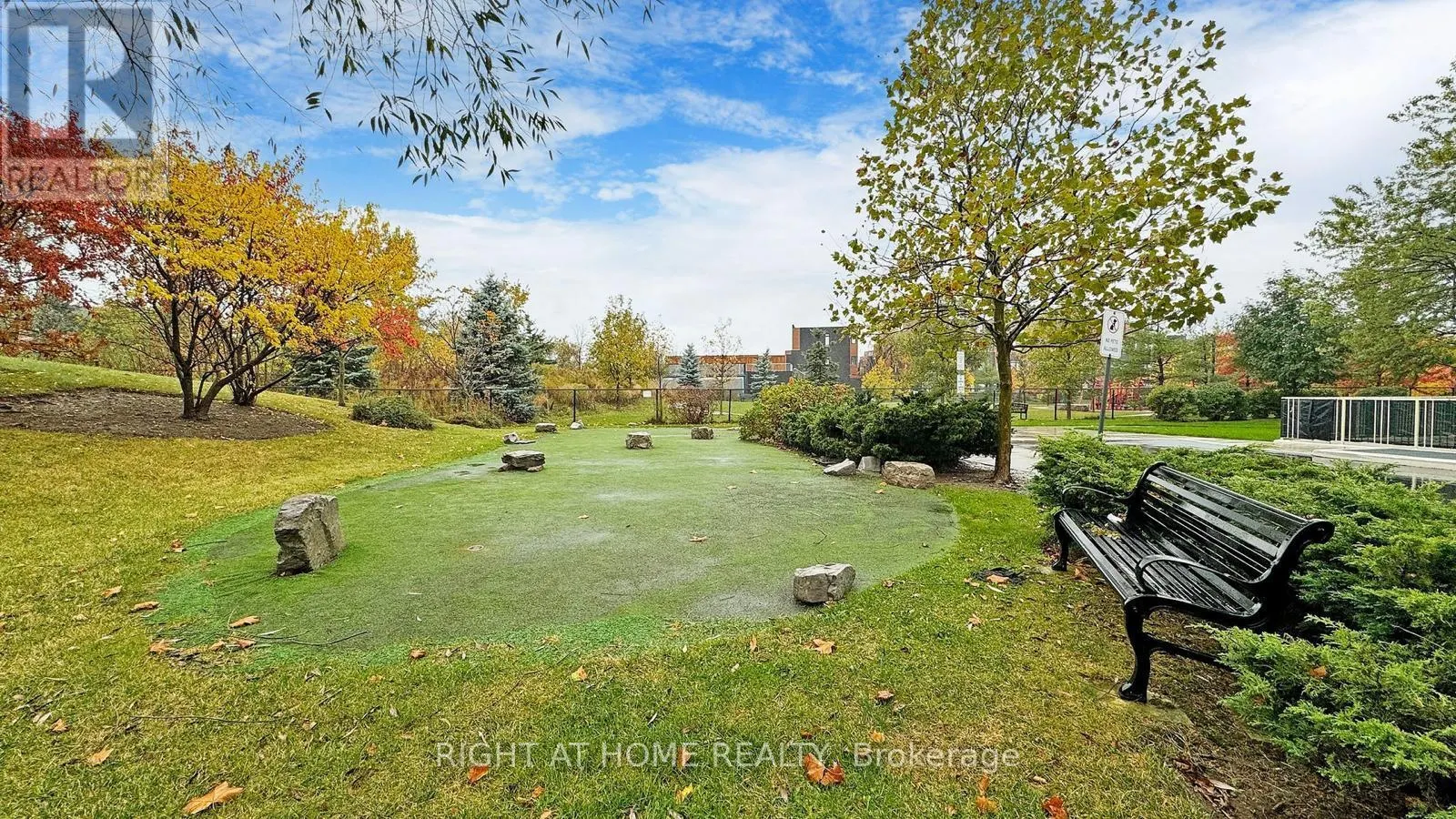 817 - 350 RED MAPLE ROAD