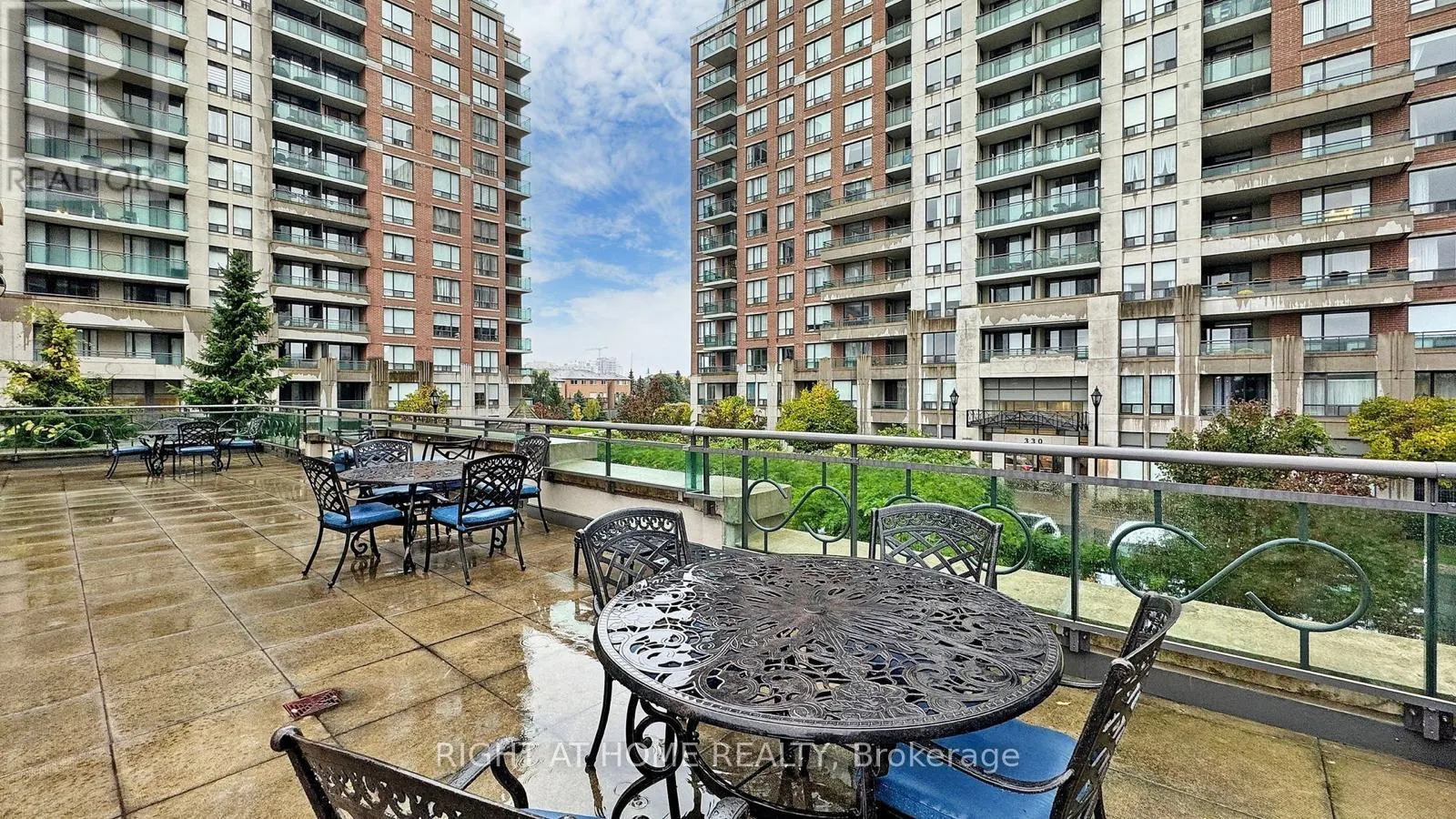 817 - 350 RED MAPLE ROAD