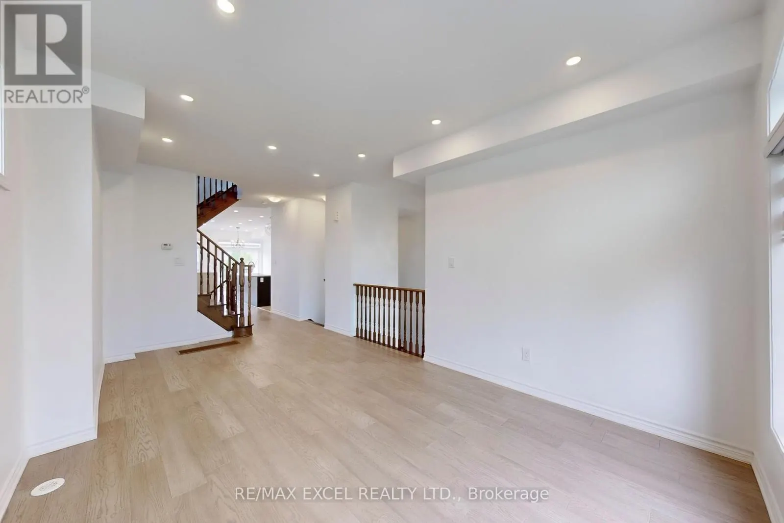 283 DUNDAS WAY