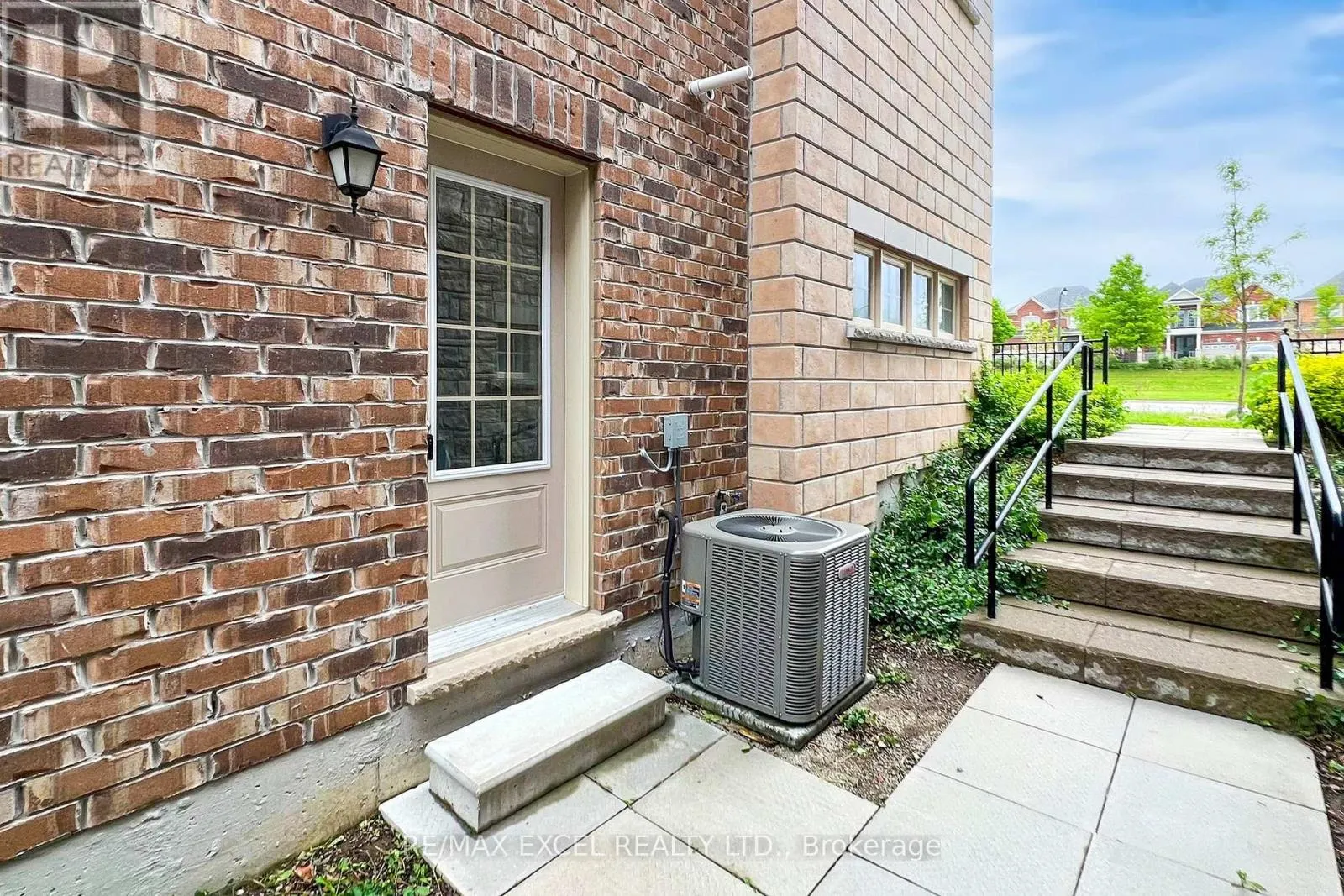 283 DUNDAS WAY