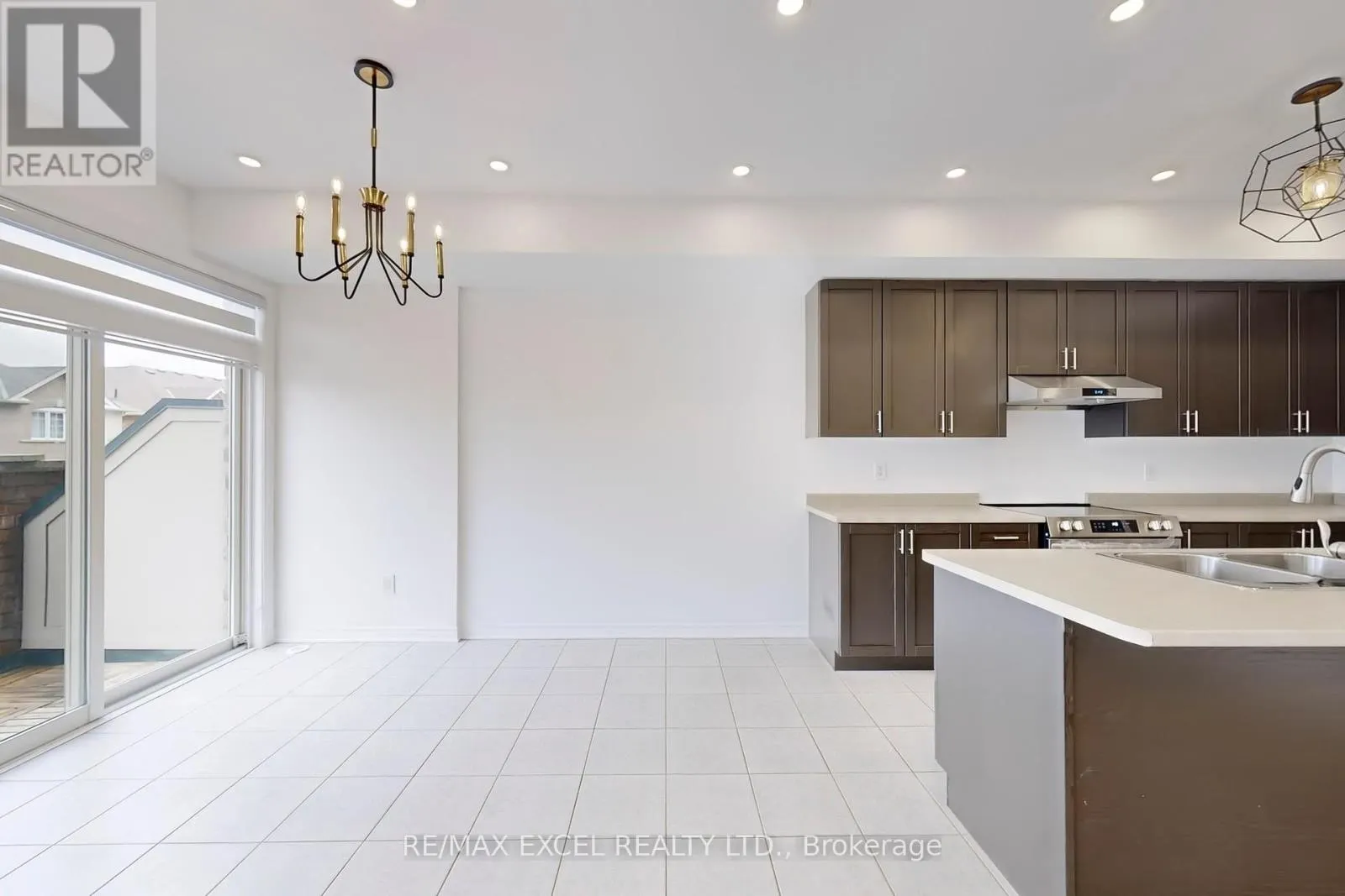 283 DUNDAS WAY