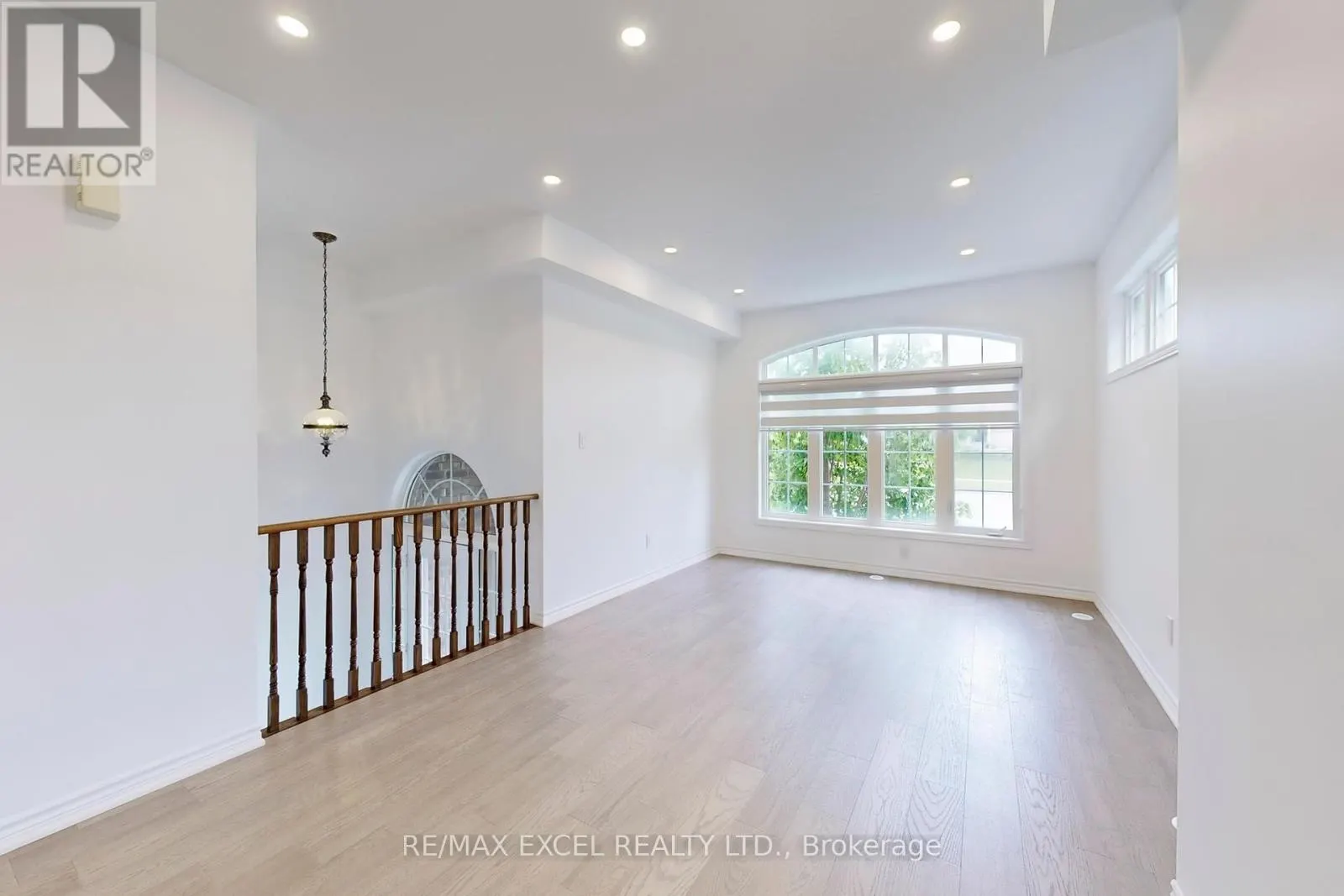 283 DUNDAS WAY