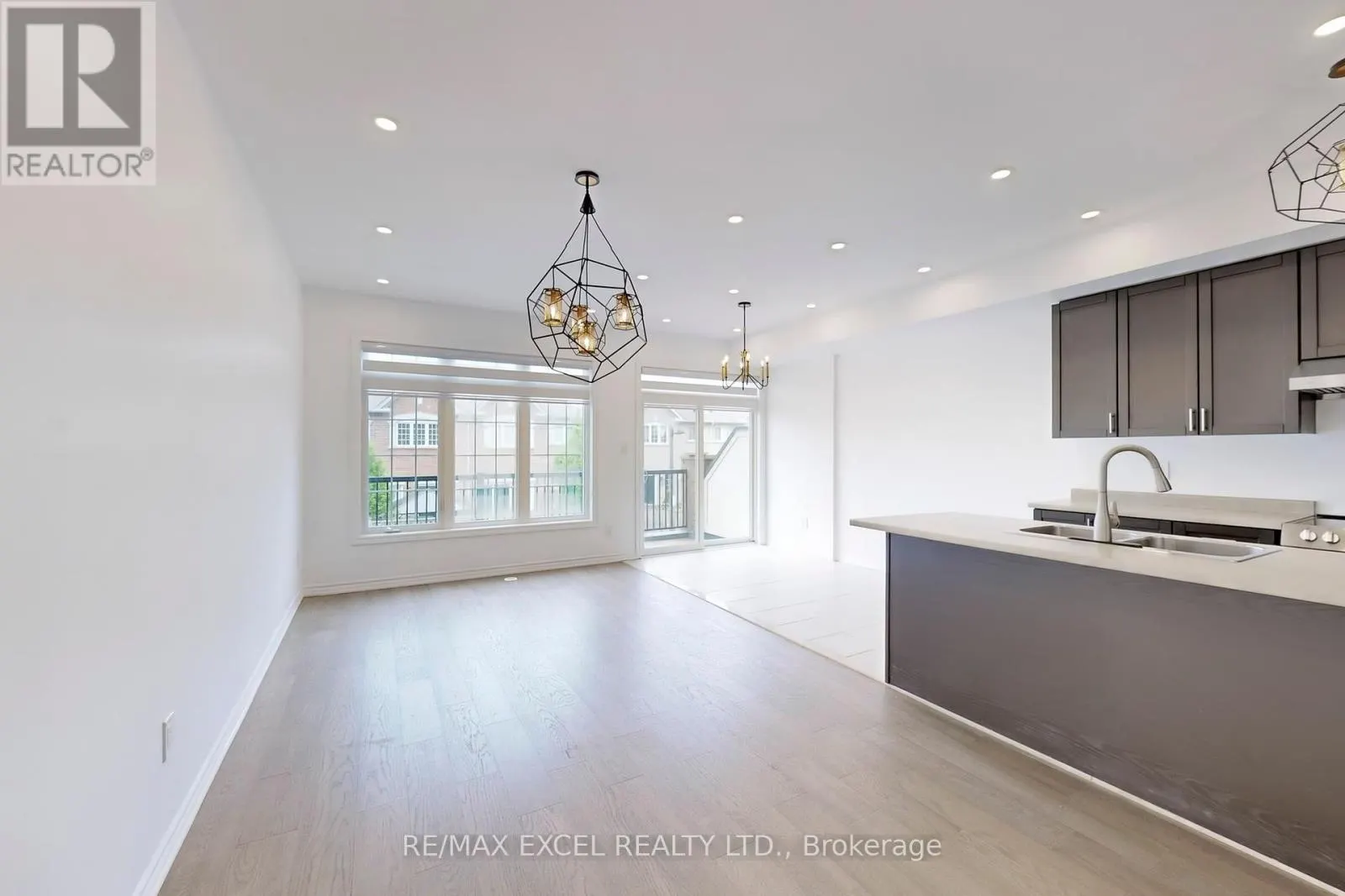 283 DUNDAS WAY