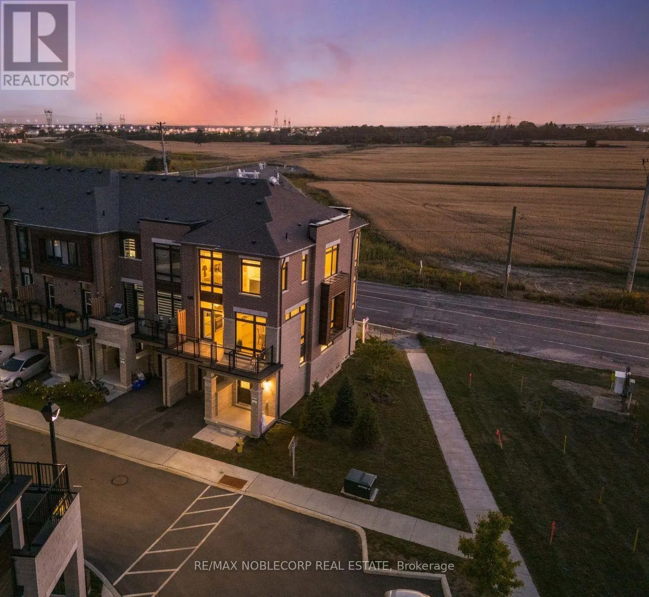 75 HOLYROOD CRESCENT