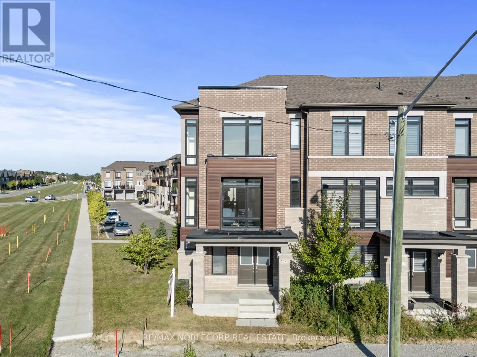 75 HOLYROOD CRESCENT