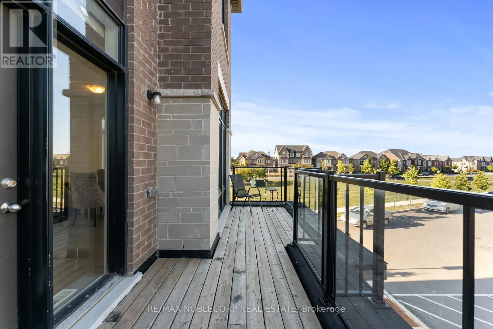 75 HOLYROOD CRESCENT