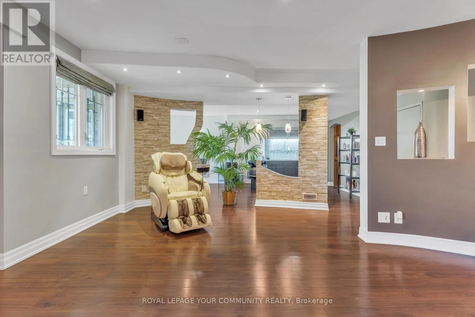 35 VANDERVOORT DRIVE