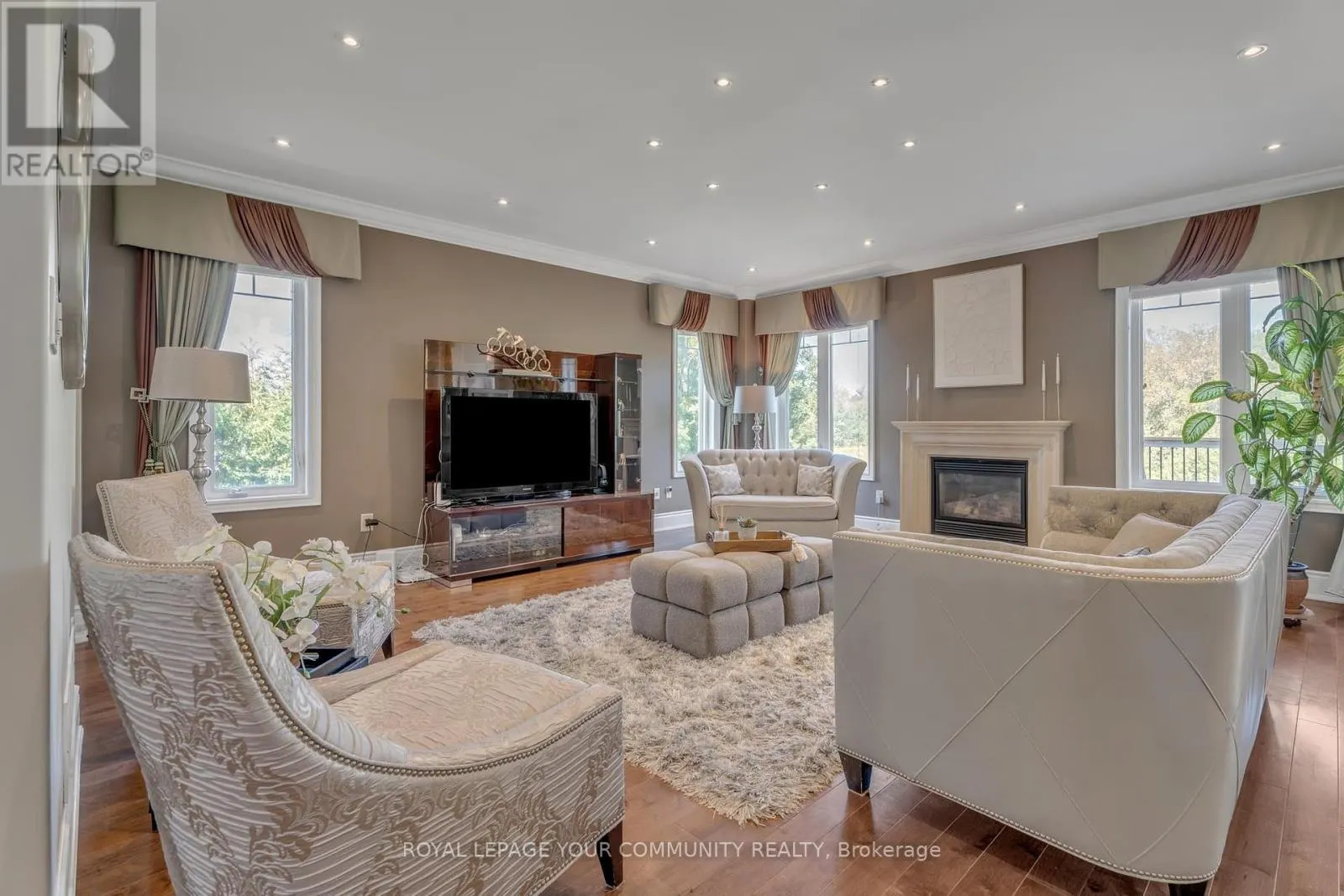 35 VANDERVOORT DRIVE
