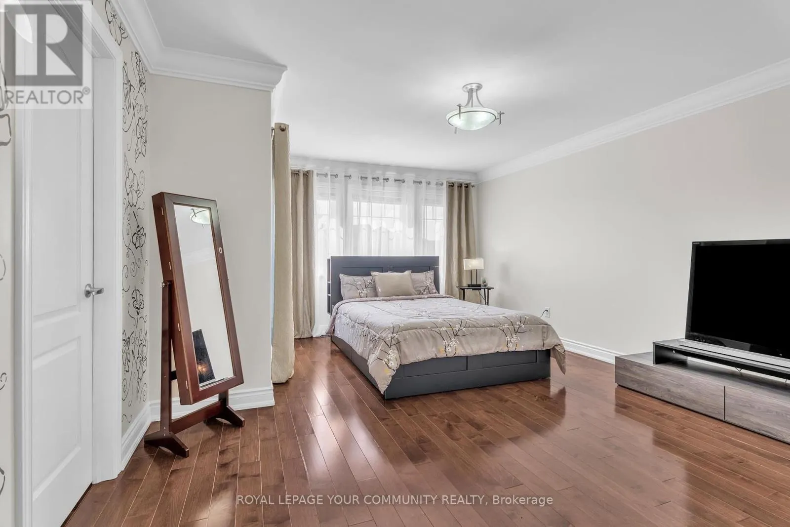 35 VANDERVOORT DRIVE