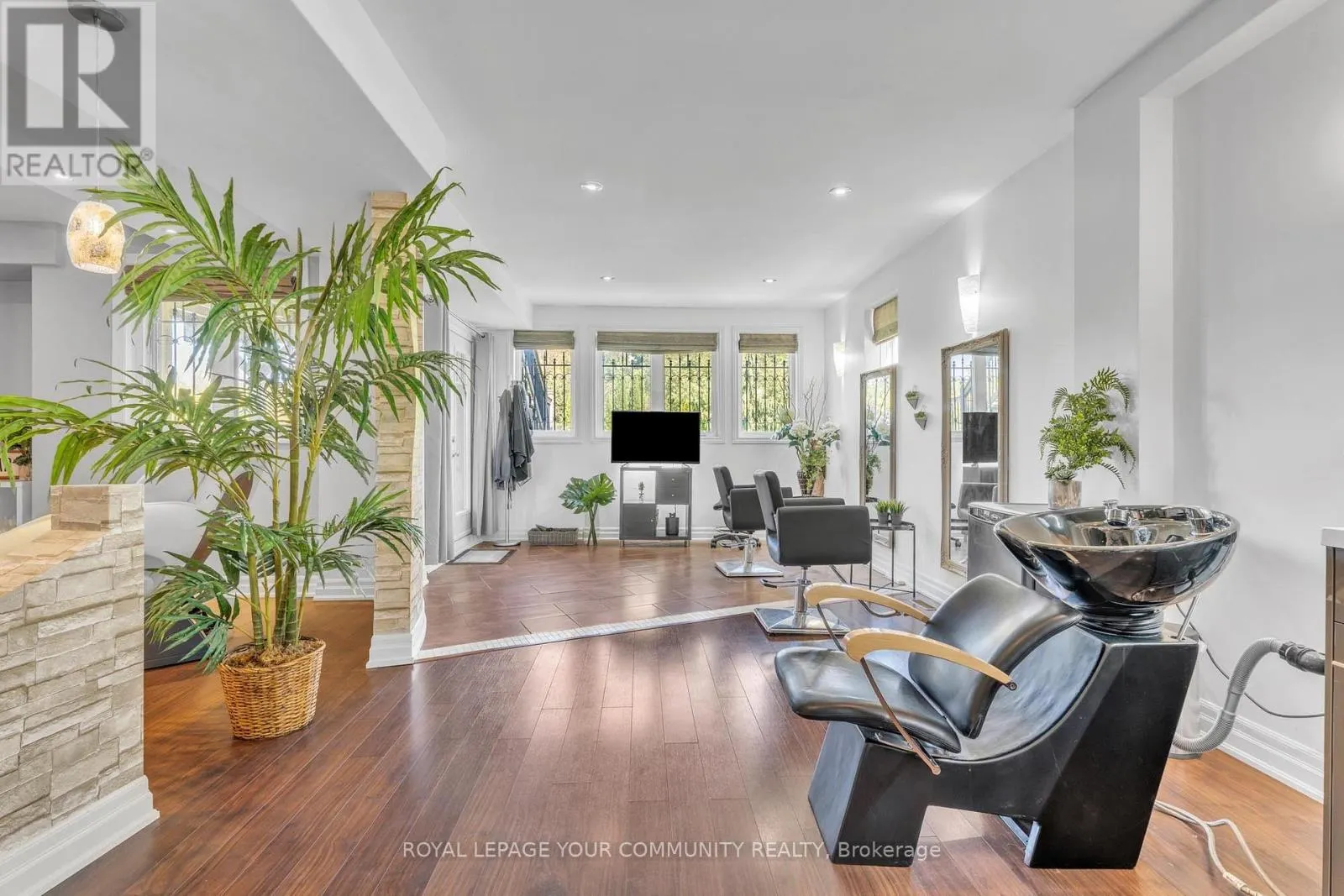35 VANDERVOORT DRIVE