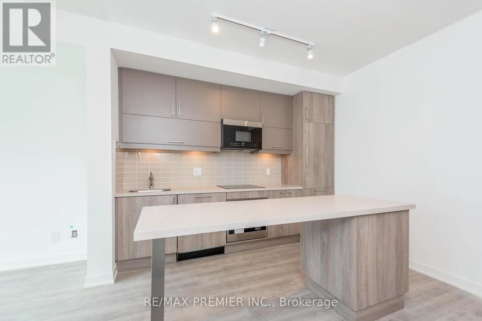 1116A - 8119 BIRCHMOUNT ROAD