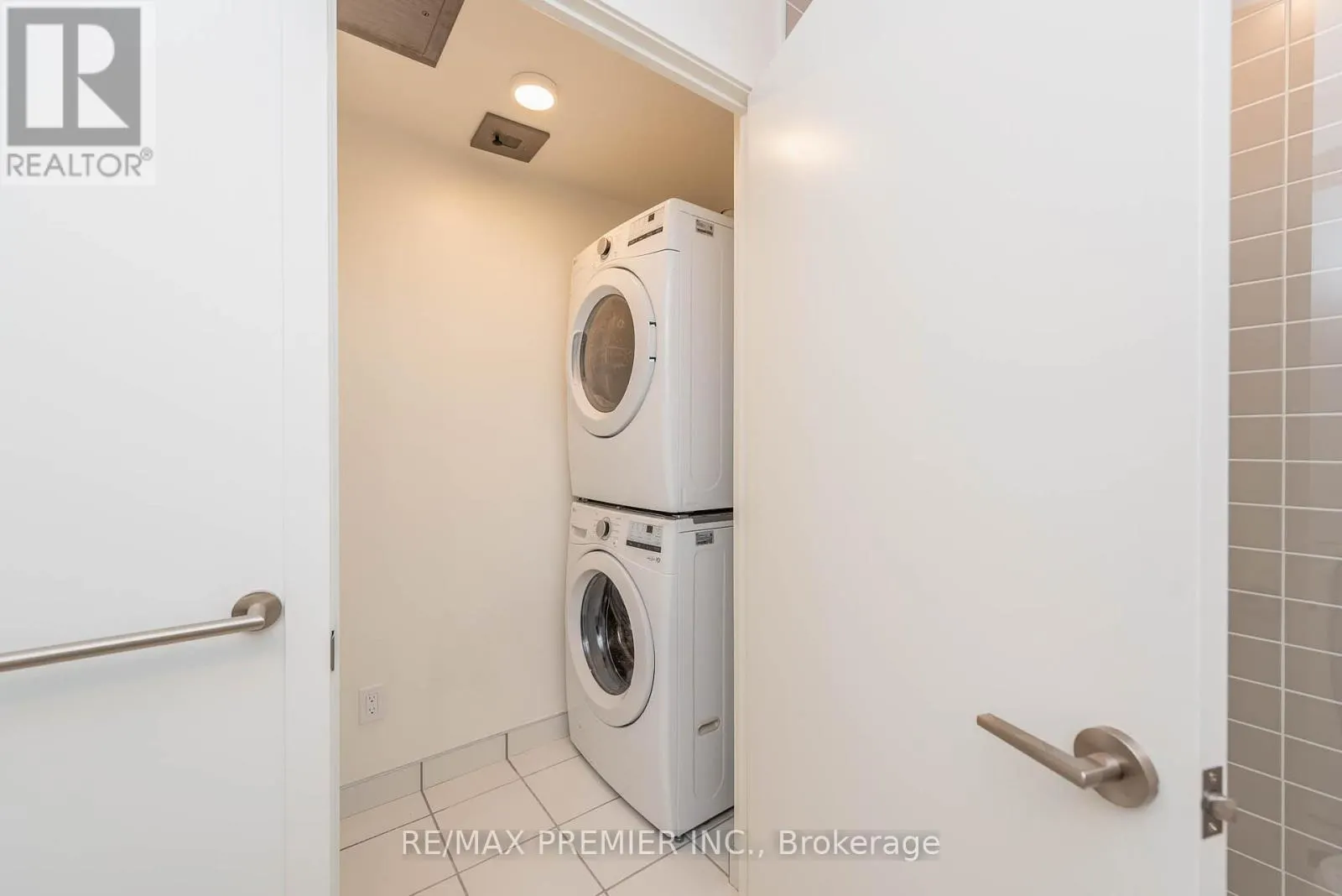 1116A - 8119 BIRCHMOUNT ROAD