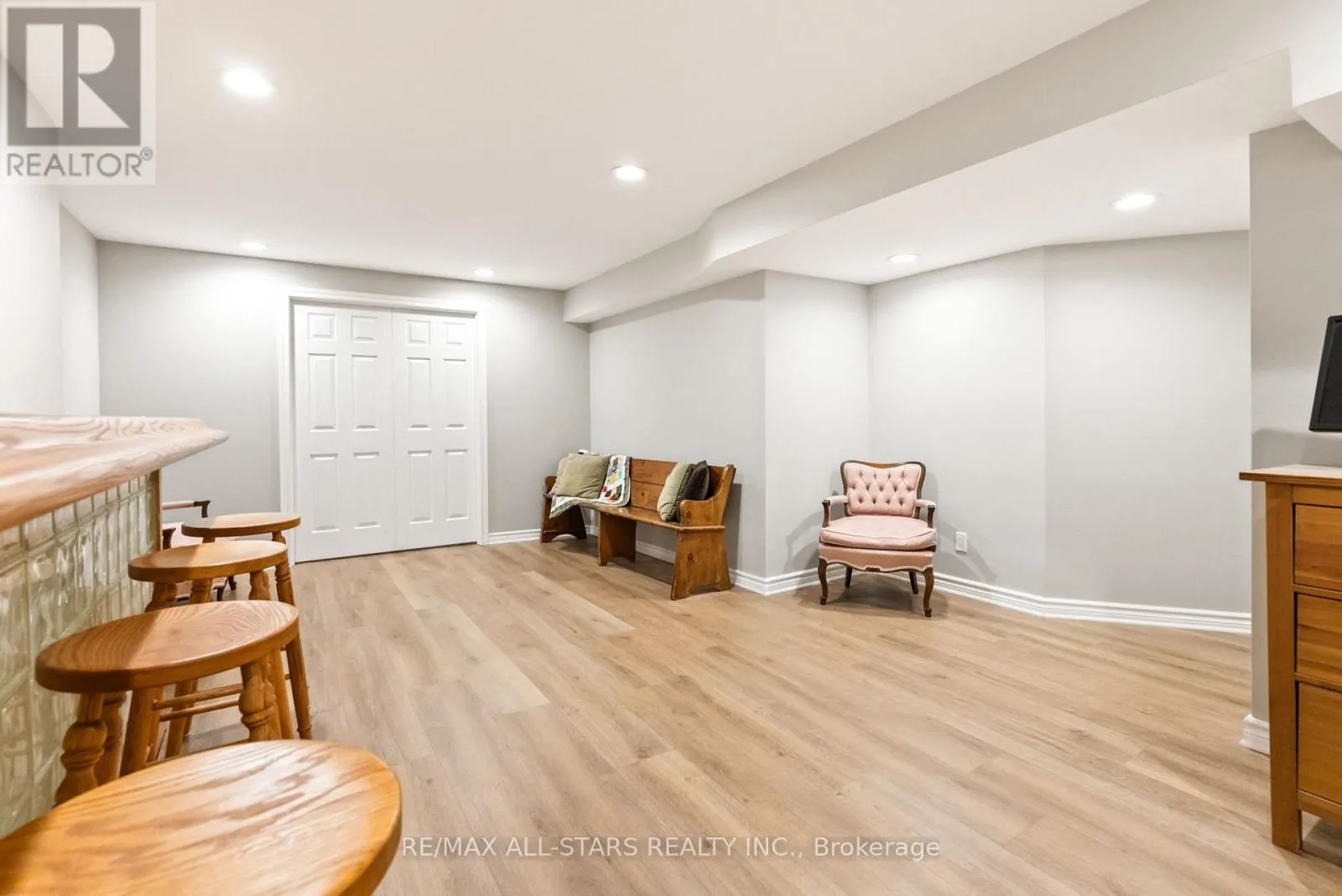 24 COLONEL SHARPE CRESCENT