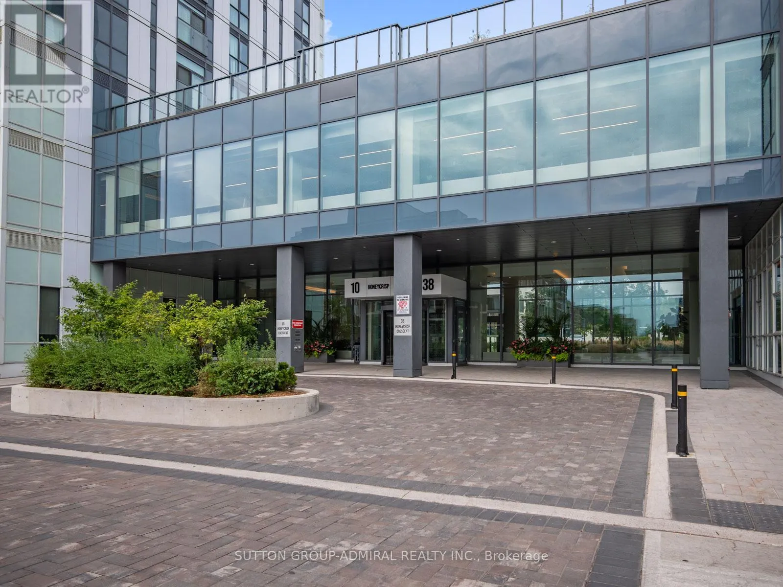 1607 - 10 HONEYCRISP CRESCENT