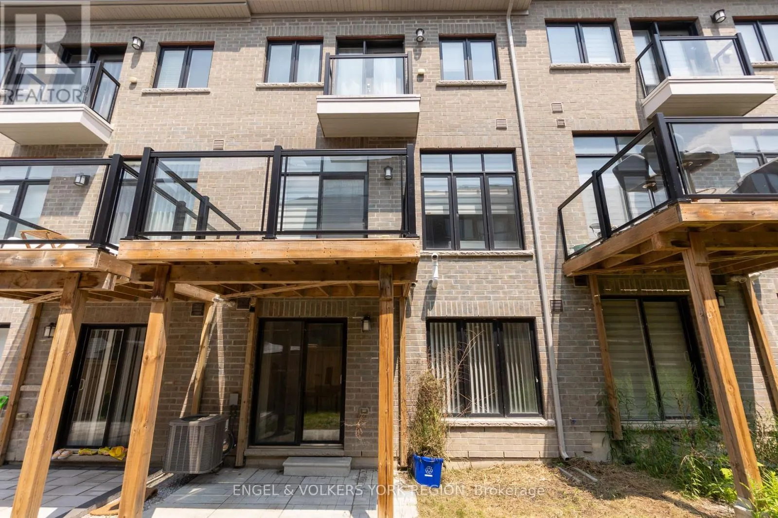 29 NARDINI LANE N