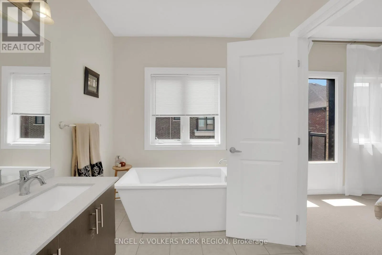29 NARDINI LANE N