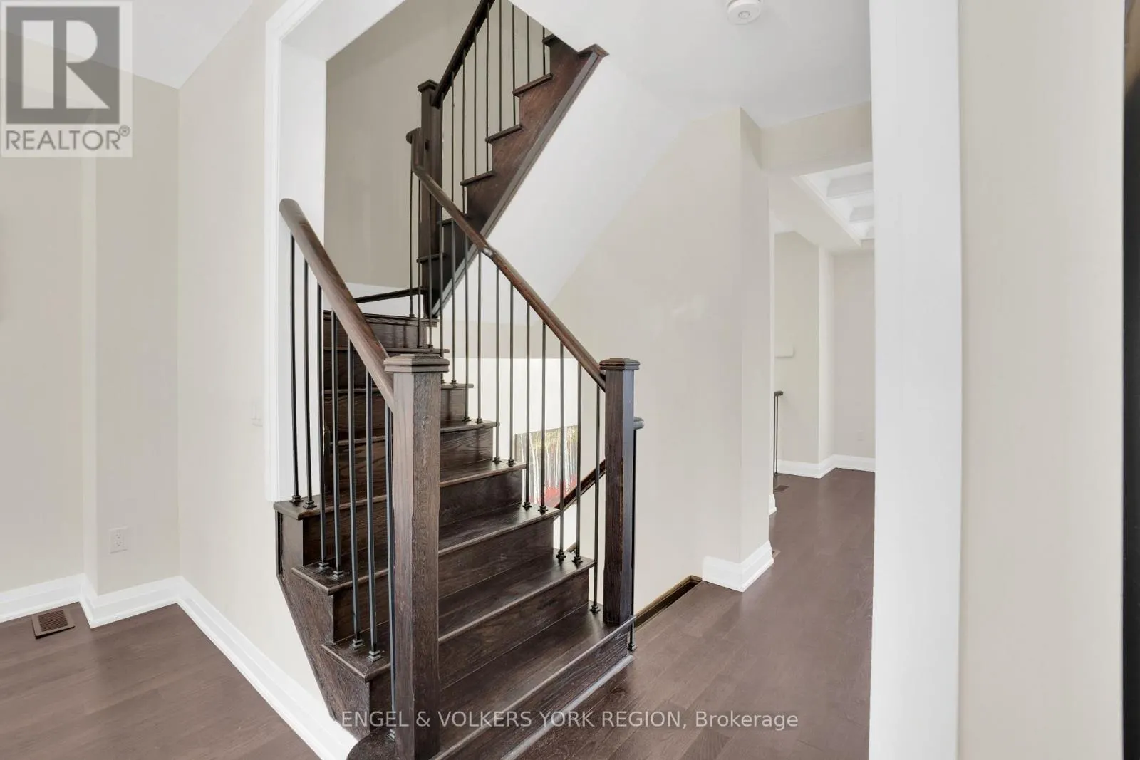 29 NARDINI LANE N