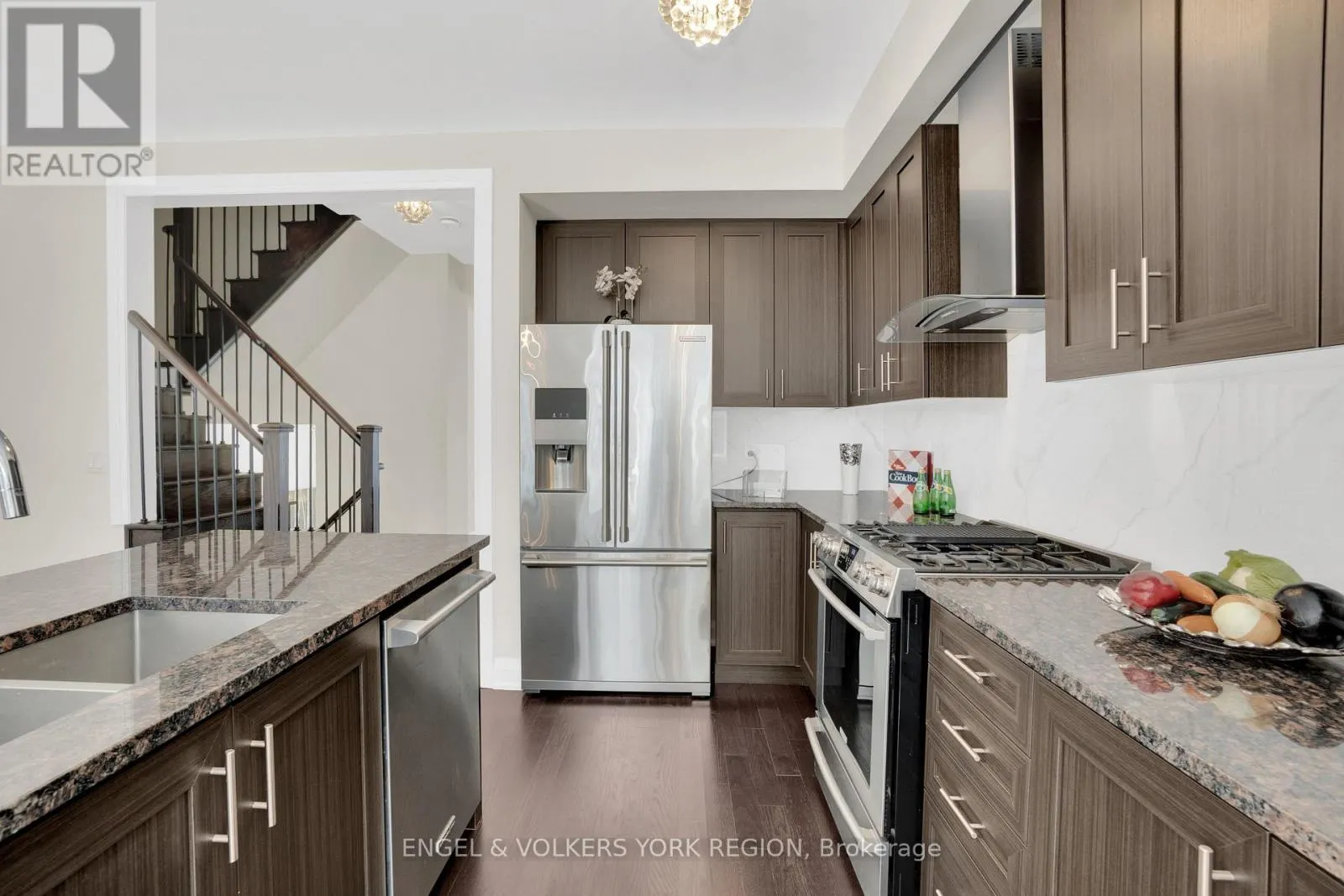 29 NARDINI LANE N