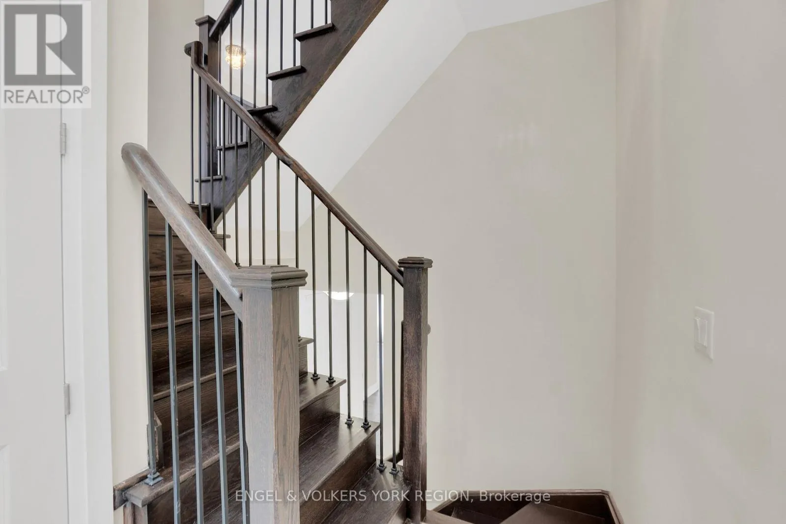 29 NARDINI LANE N