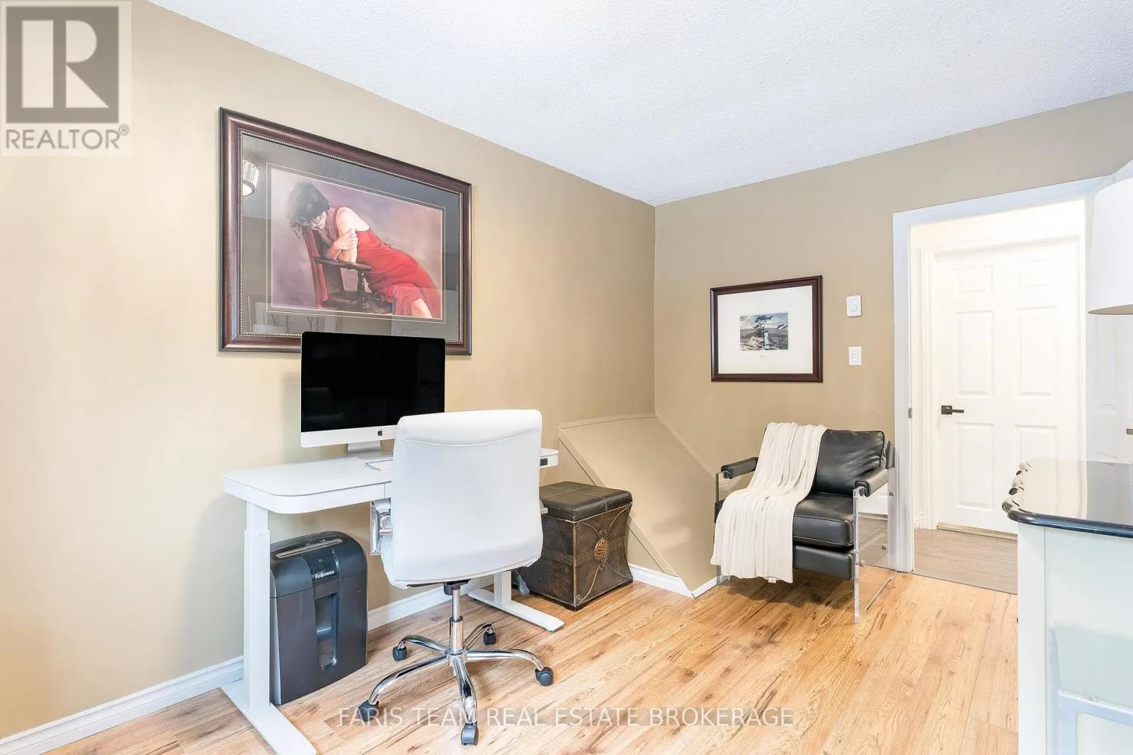 210 PARKVIEW DRIVE