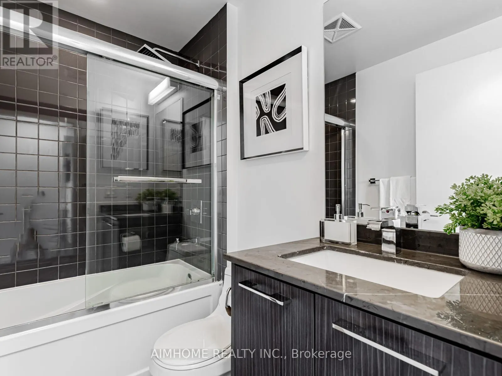 1202 - 9471 YONGE STREET