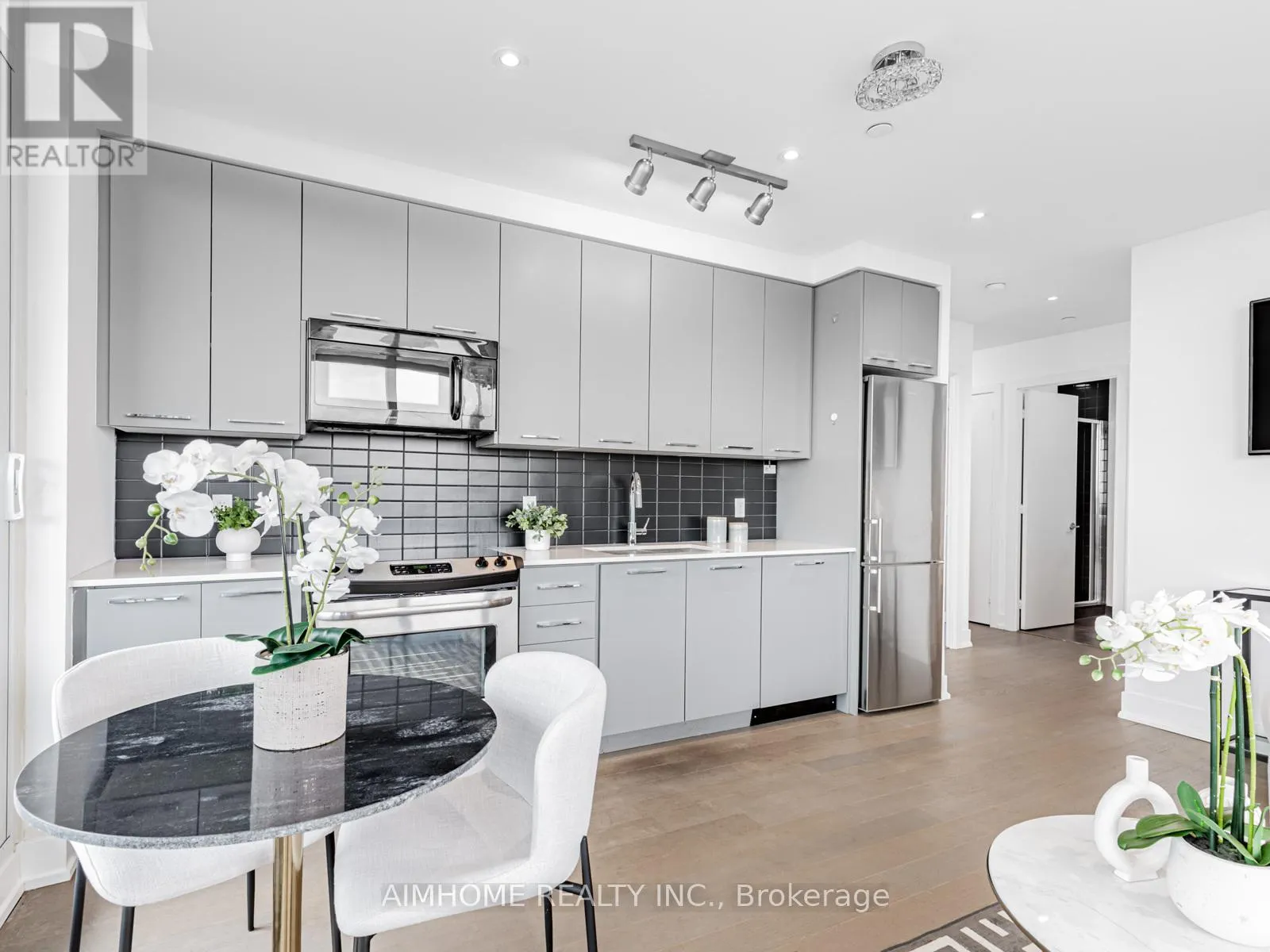 1202 - 9471 YONGE STREET