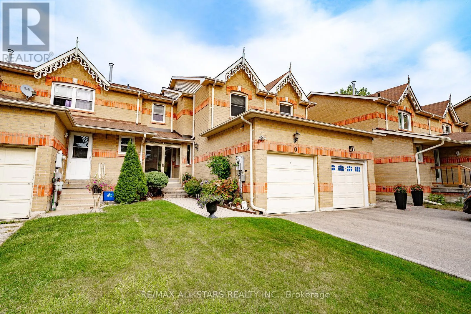 9 STEEPLEVIEW CRESCENT